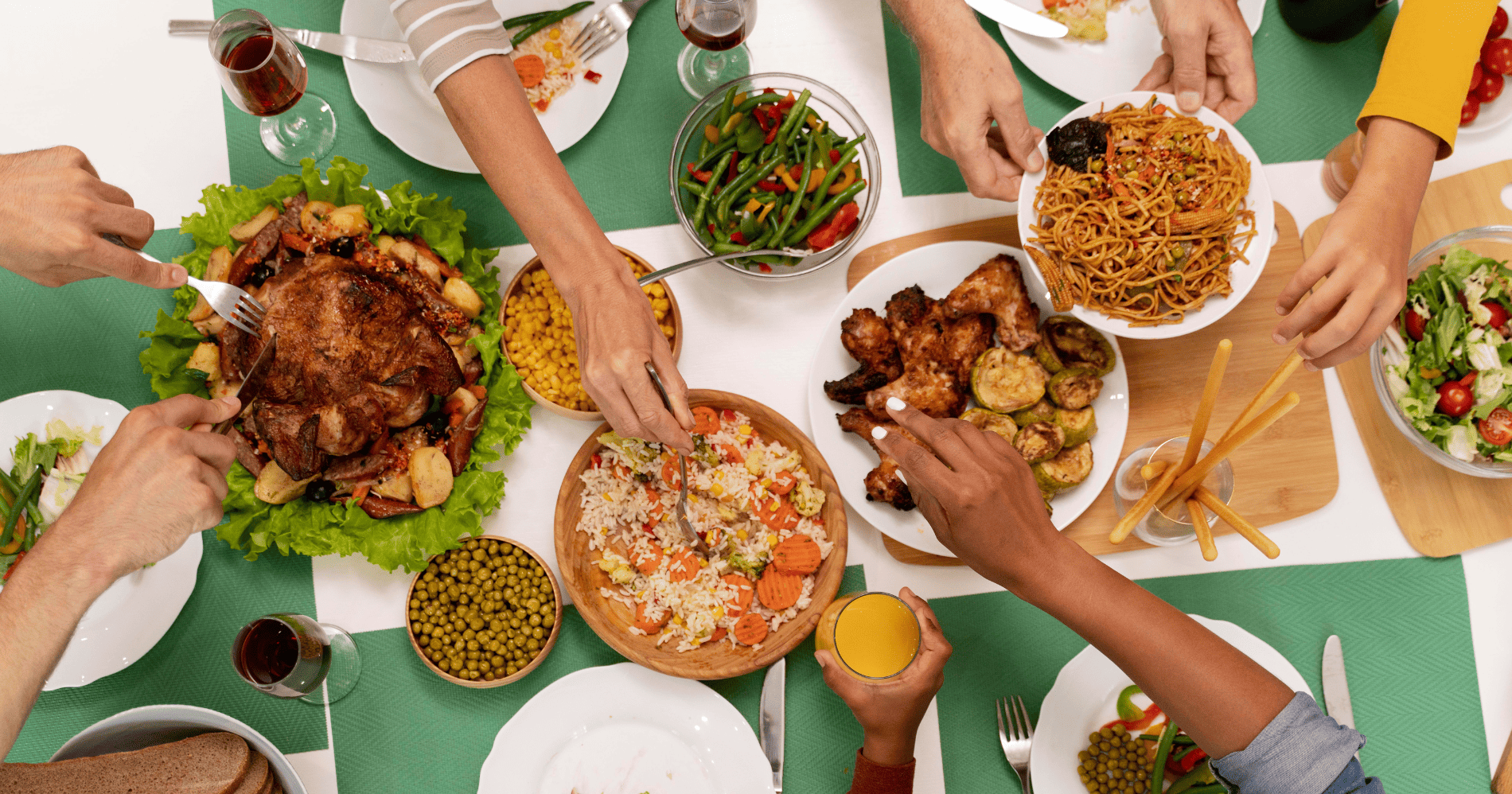 Hidangan berbagai makanan untuk dinikmati bersama keluarga dan teman (Sumber: Freepik.com)