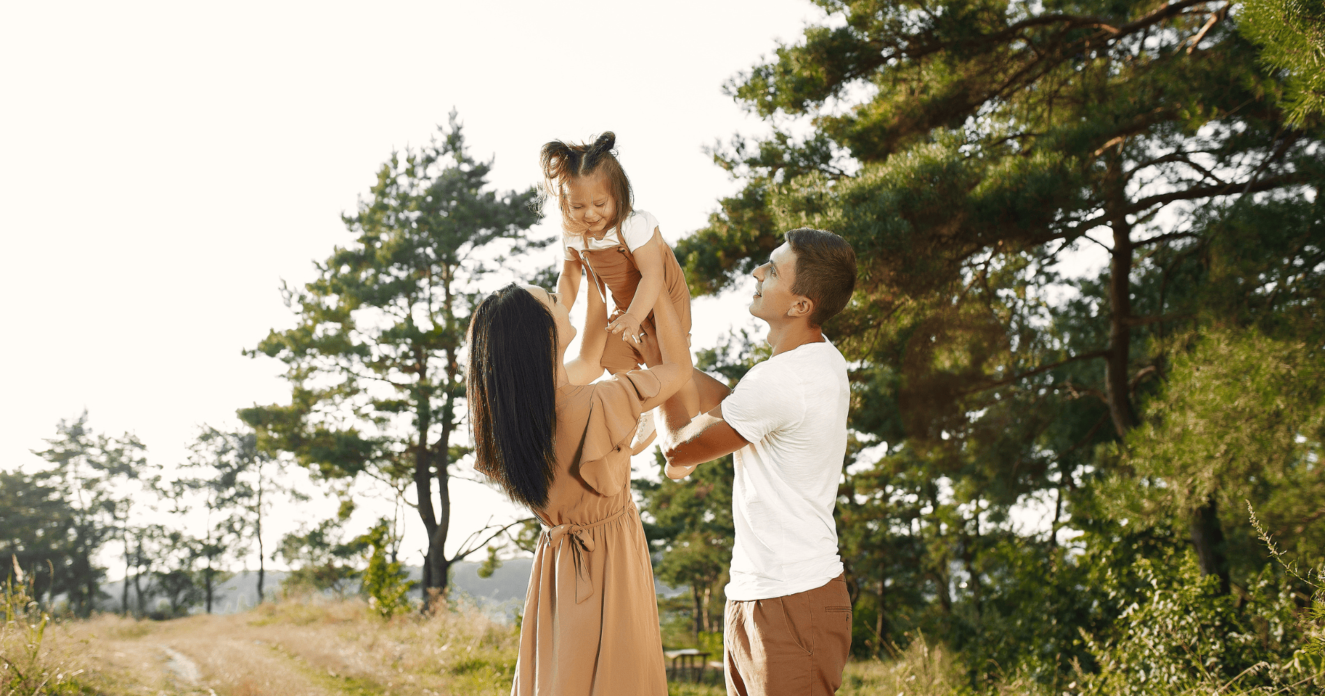 Melindungi anak dari pengaruh dan tindakan negatif (Sumber: Freepik.com)