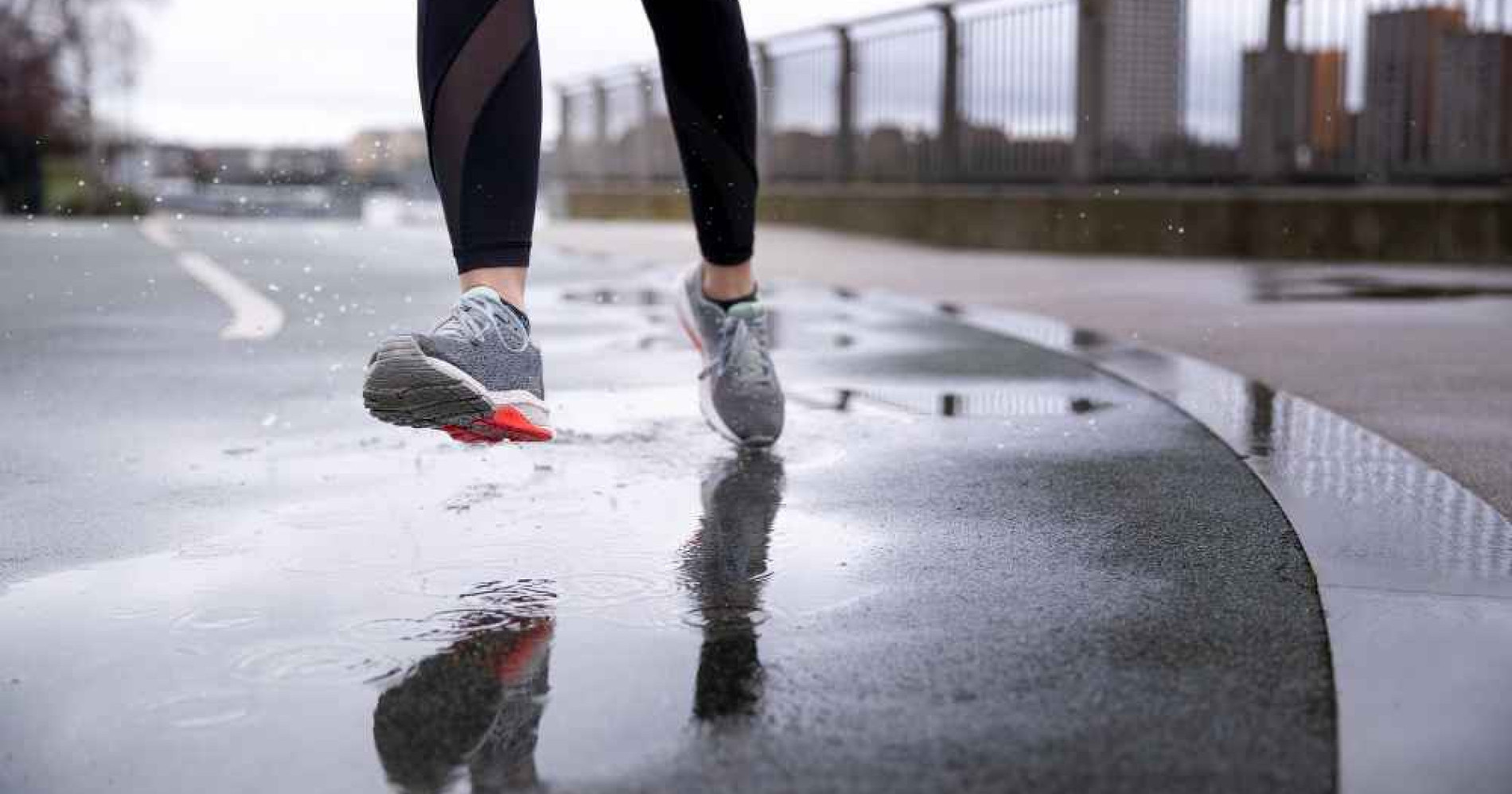 Ilustrasi orang sedang melakukan olahraga lari di tengah hujan (Foto Freepik.com)