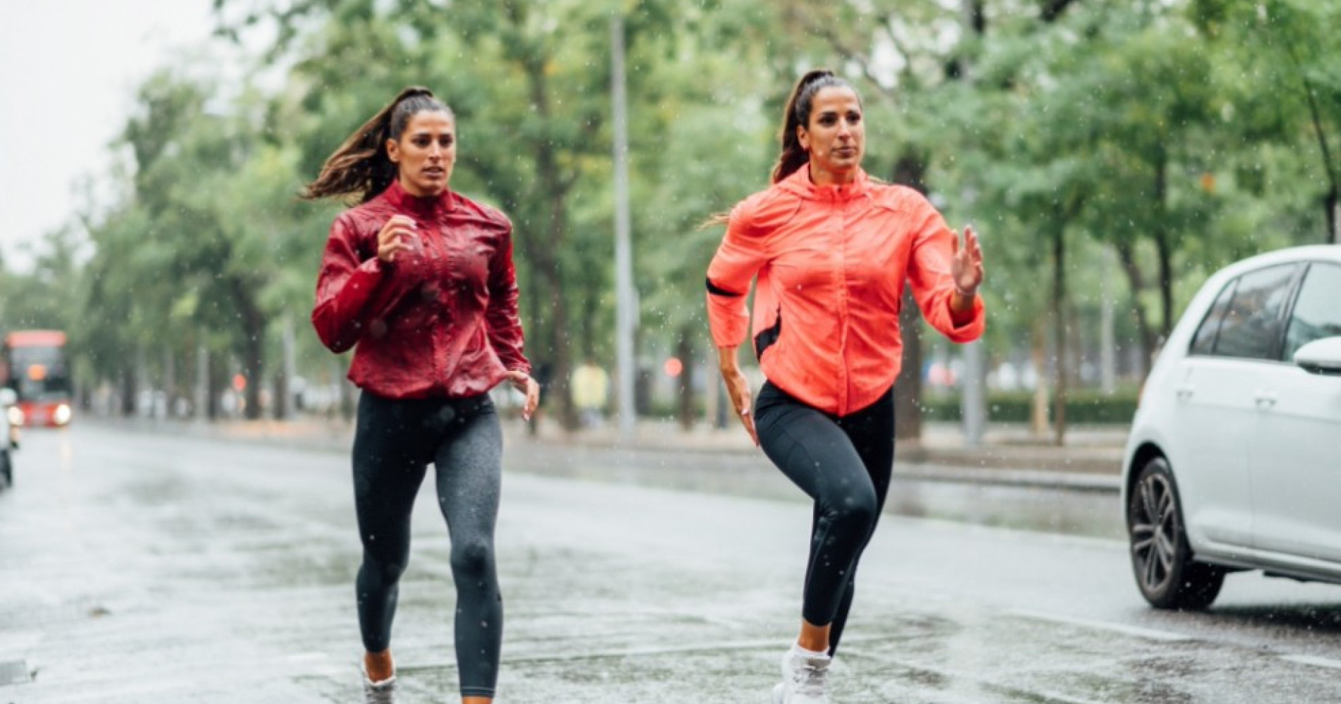 5 Tips Tetap Bugar dengan Berolahraga di Musim Hujan dan Banjir. Sumber Gambar Adobe Express