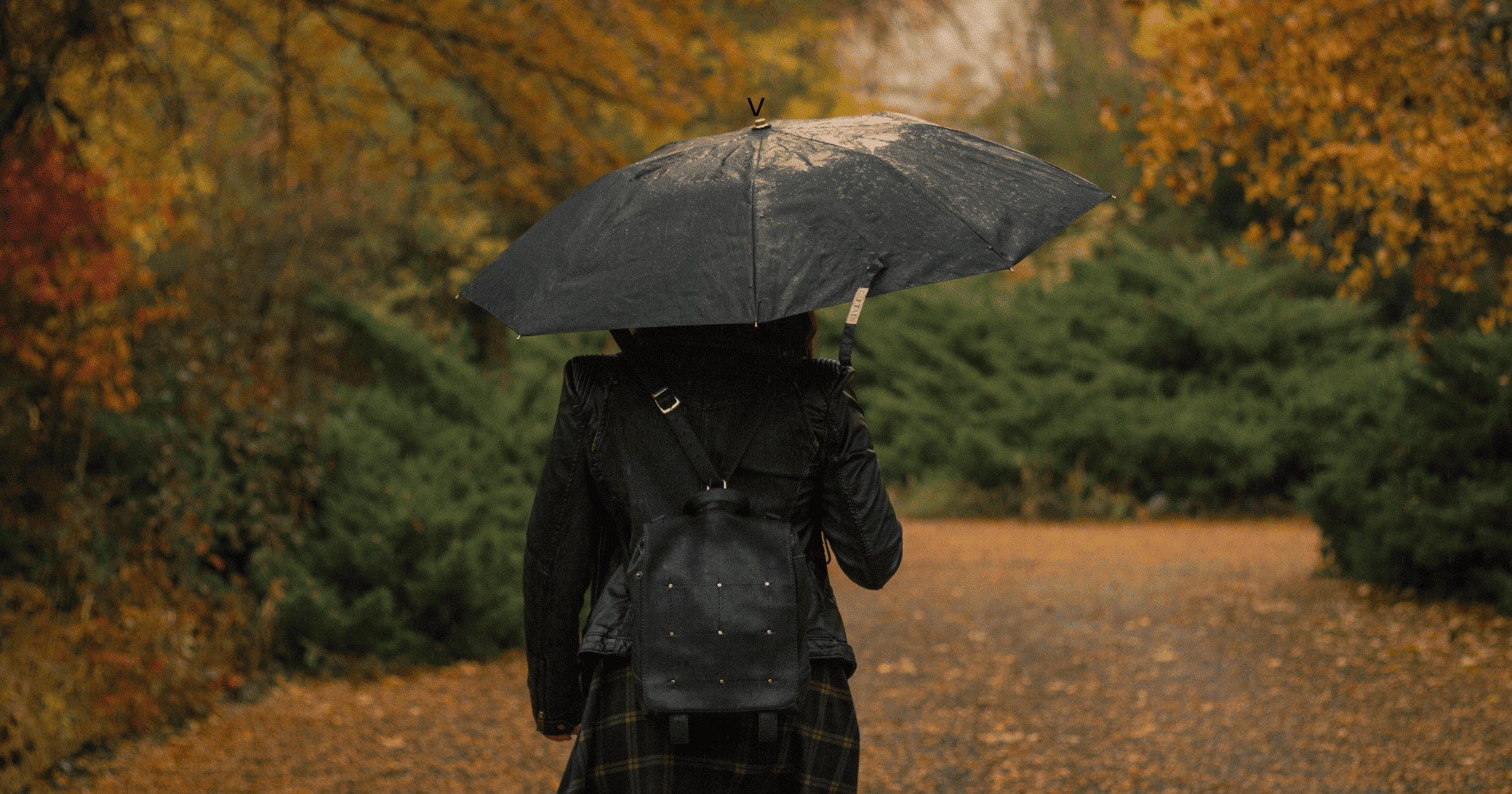 Beraktivitas di tengah musim hujan (Sumber: Freepik.com)