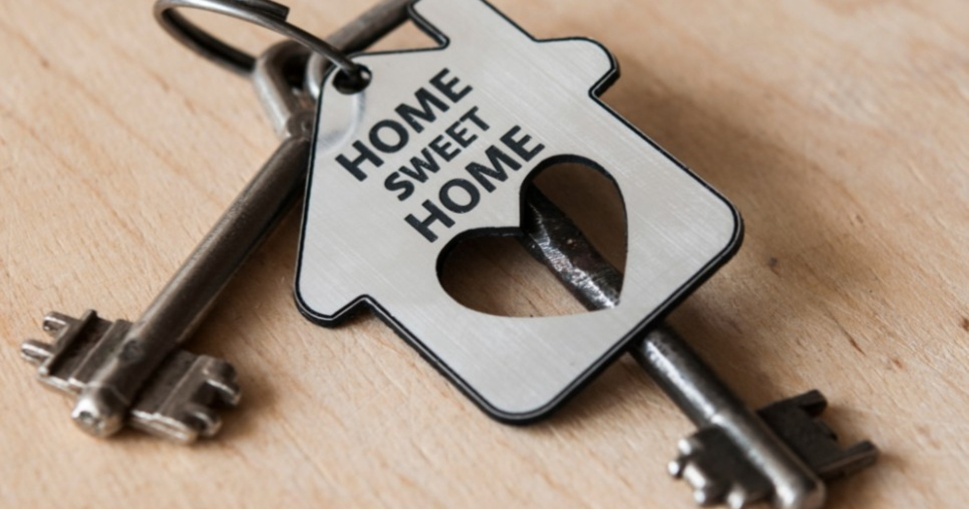 Strategi membeli rumah dengan gaji UMR meski rupiah melemah. Sumber Gambar Adobe Express n