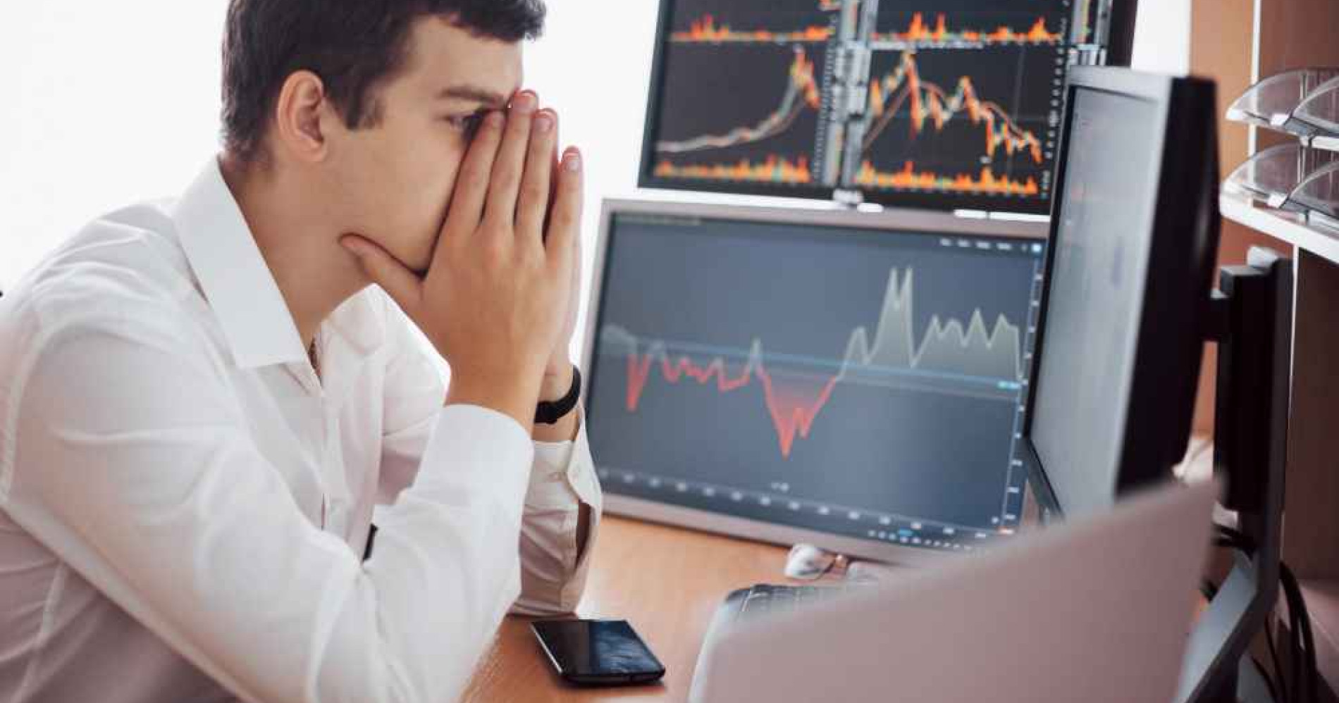 Ilustrasi orang sedang memikirkan portofolio investasi di tengah trading halt IHSG (Foto Freepik.com)