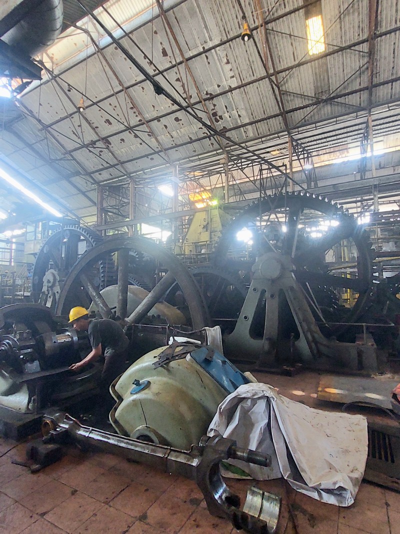 Salah seorang petugas tengah mengecek mesin (Dokumentasi Pribadi)