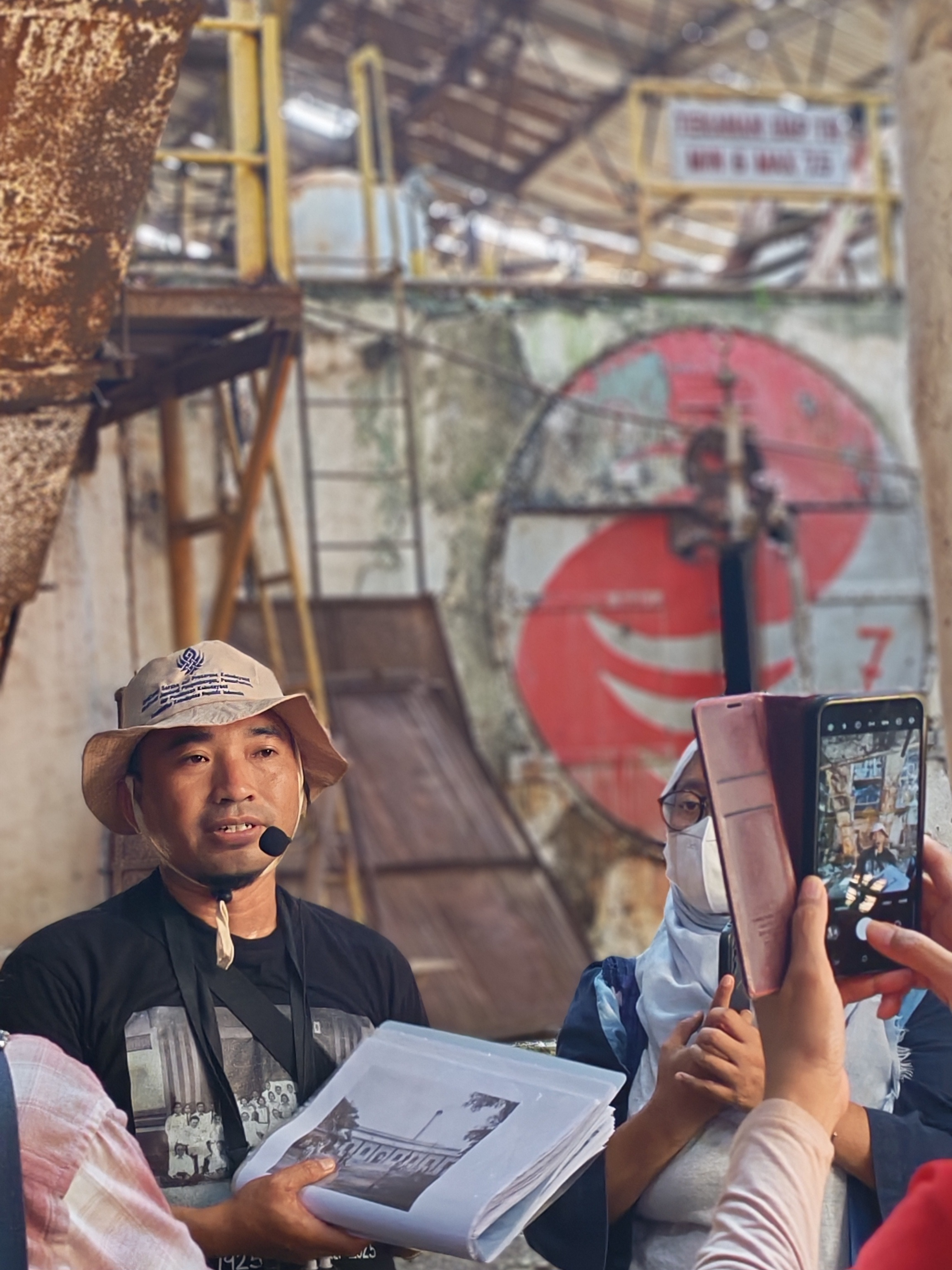 Guide lokal Cirebon sedang menjelaskan kejayaan pabrik gula pada masanya (Dok. Pribadi)