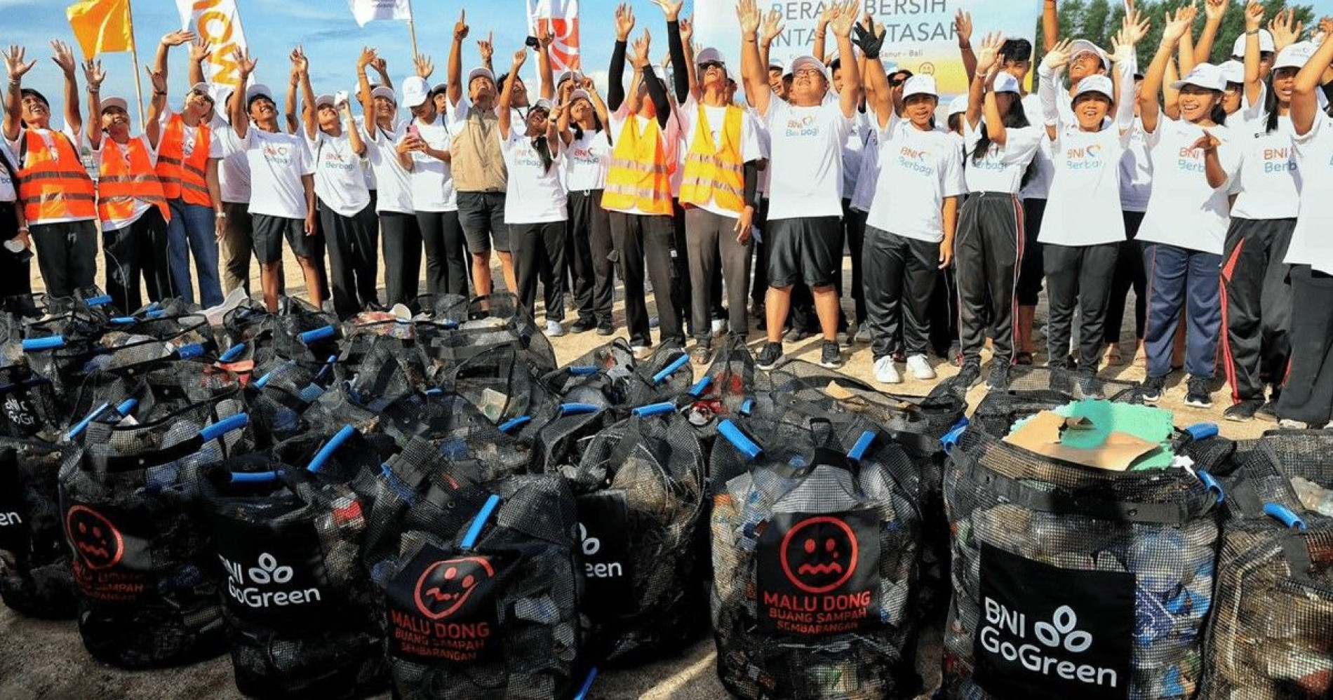 Puluhan relawan turun langsung mengumpulkan sampah demi menjaga laut tetap lestari