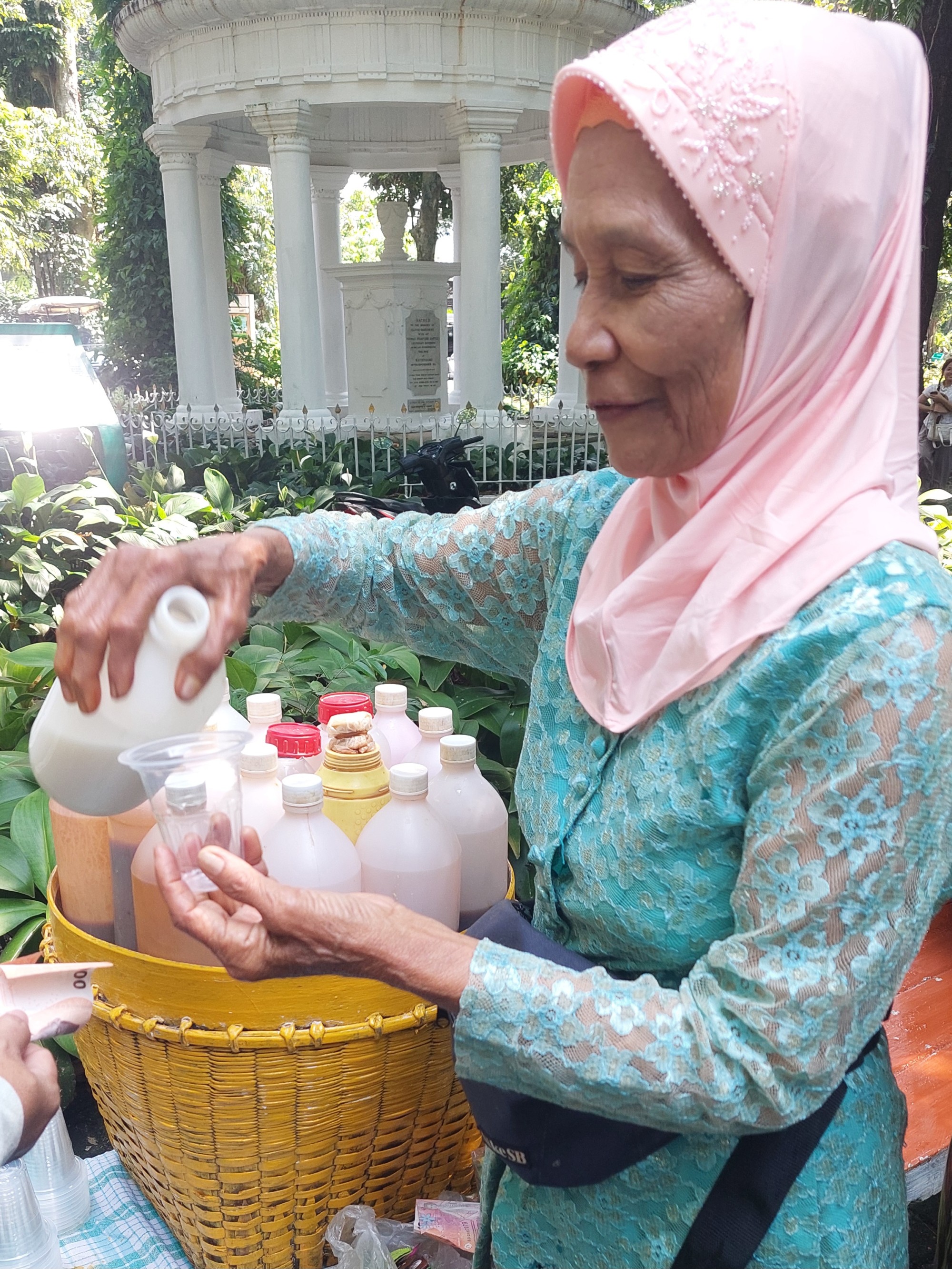 Jamu Bu Tuminah Kebun Raya, salah satu jamu gendong yang masih eksis hingga hari ini (Dok. Pribadi)