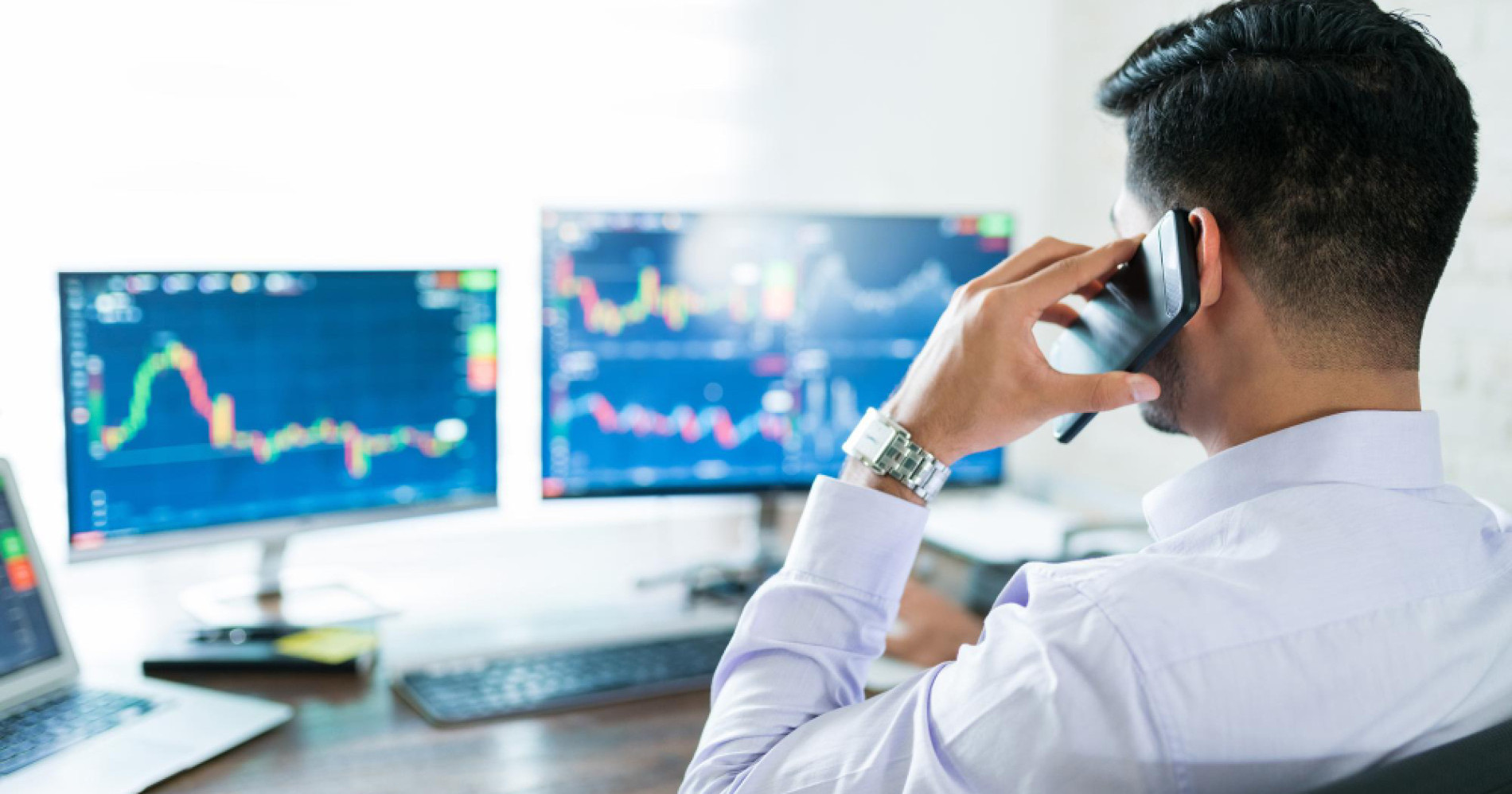 Ilustrasi orang sedang melakukan strategi investasi (Foto Freepik.com)