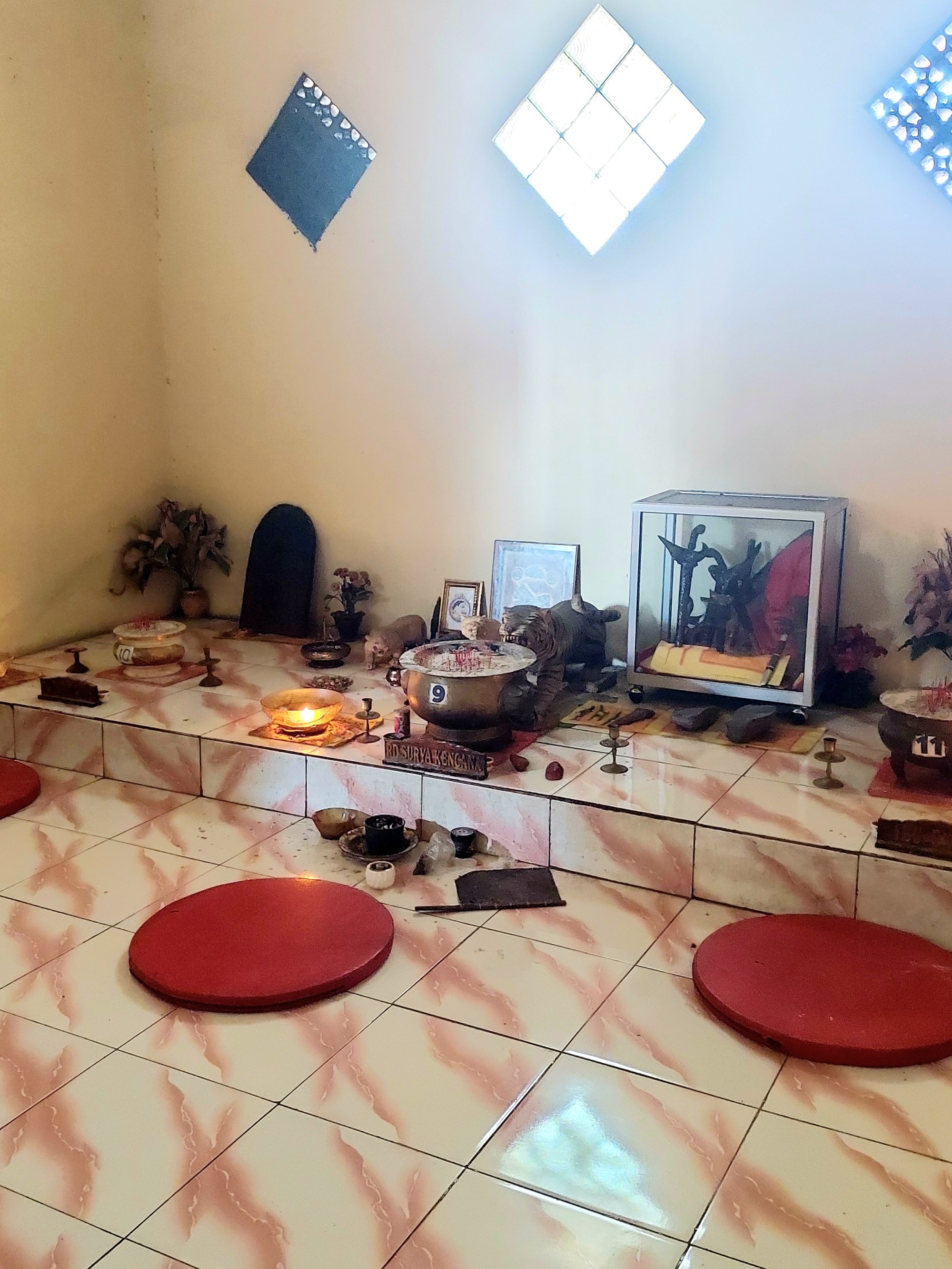 Petilasan Eyang Suryakencana, trah keturunan Kerajaan Pajajaran yang dihormati. Wujud kerukunan umat beragama kental terasa.