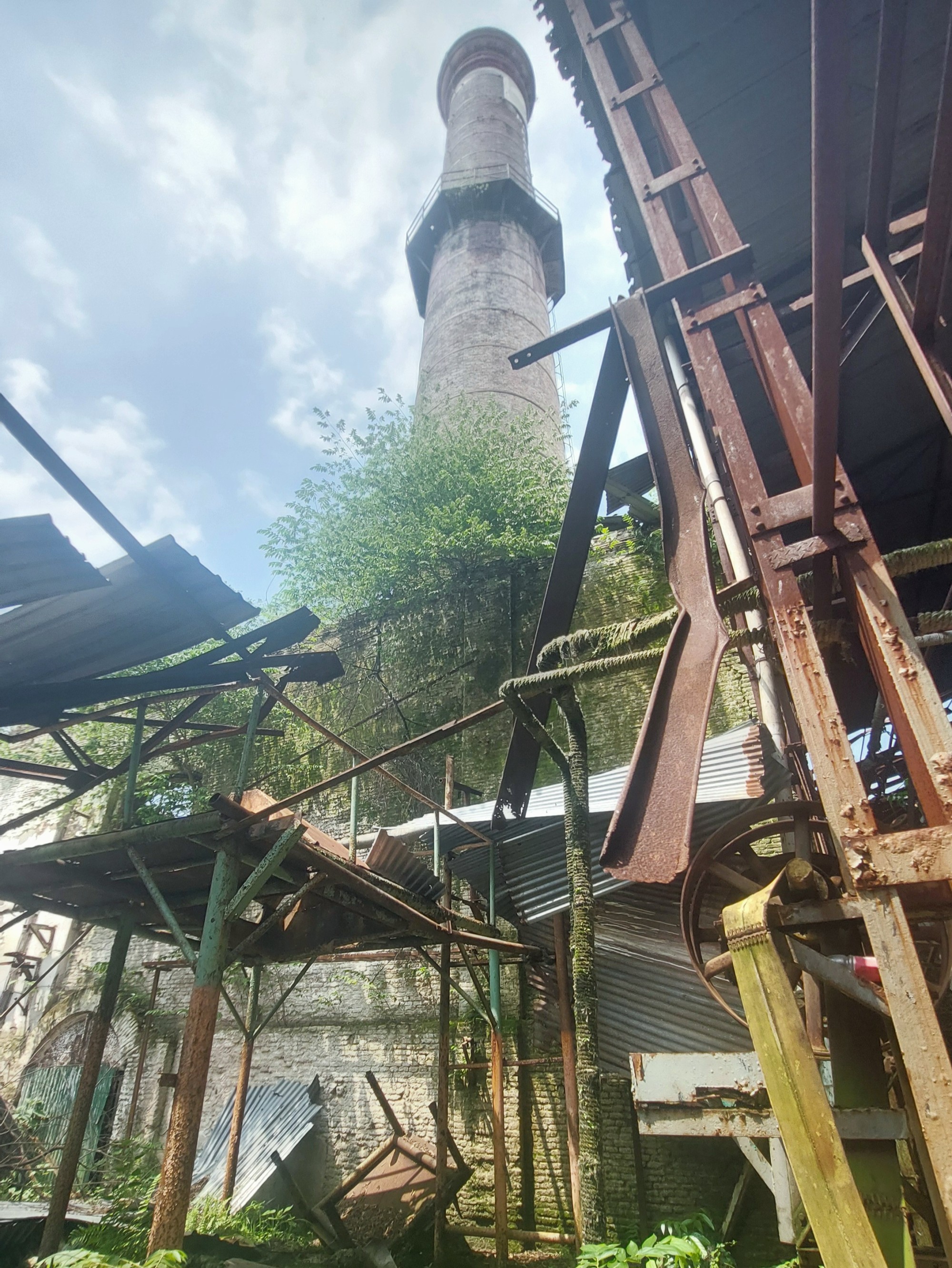 Cerobong asap yang masih berdiri tegak, tak lekang dimakan zaman