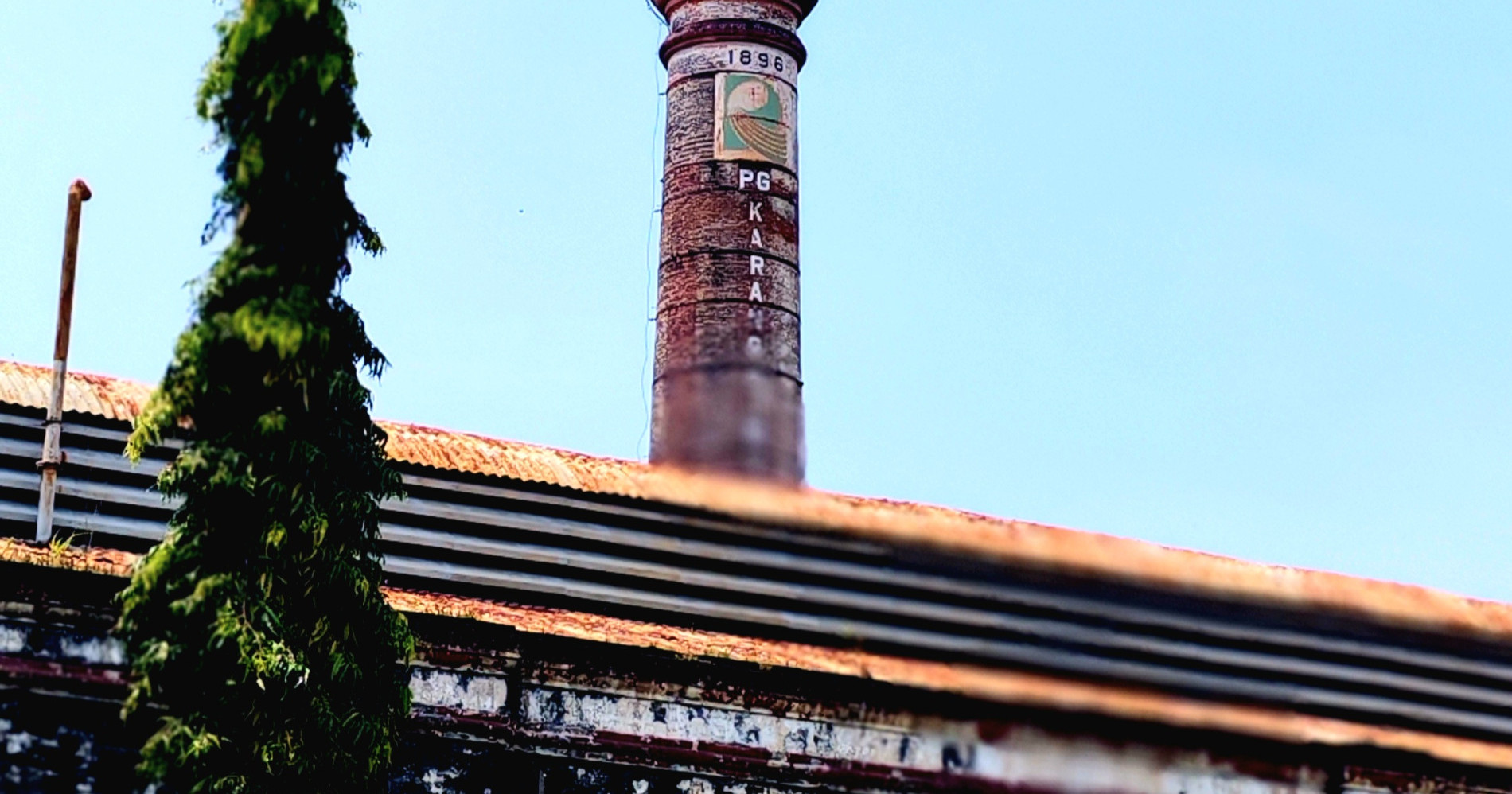 Cerobong asap Pabrik Gula Karangsuwung, pabrik tertua (Foto Pribadi)