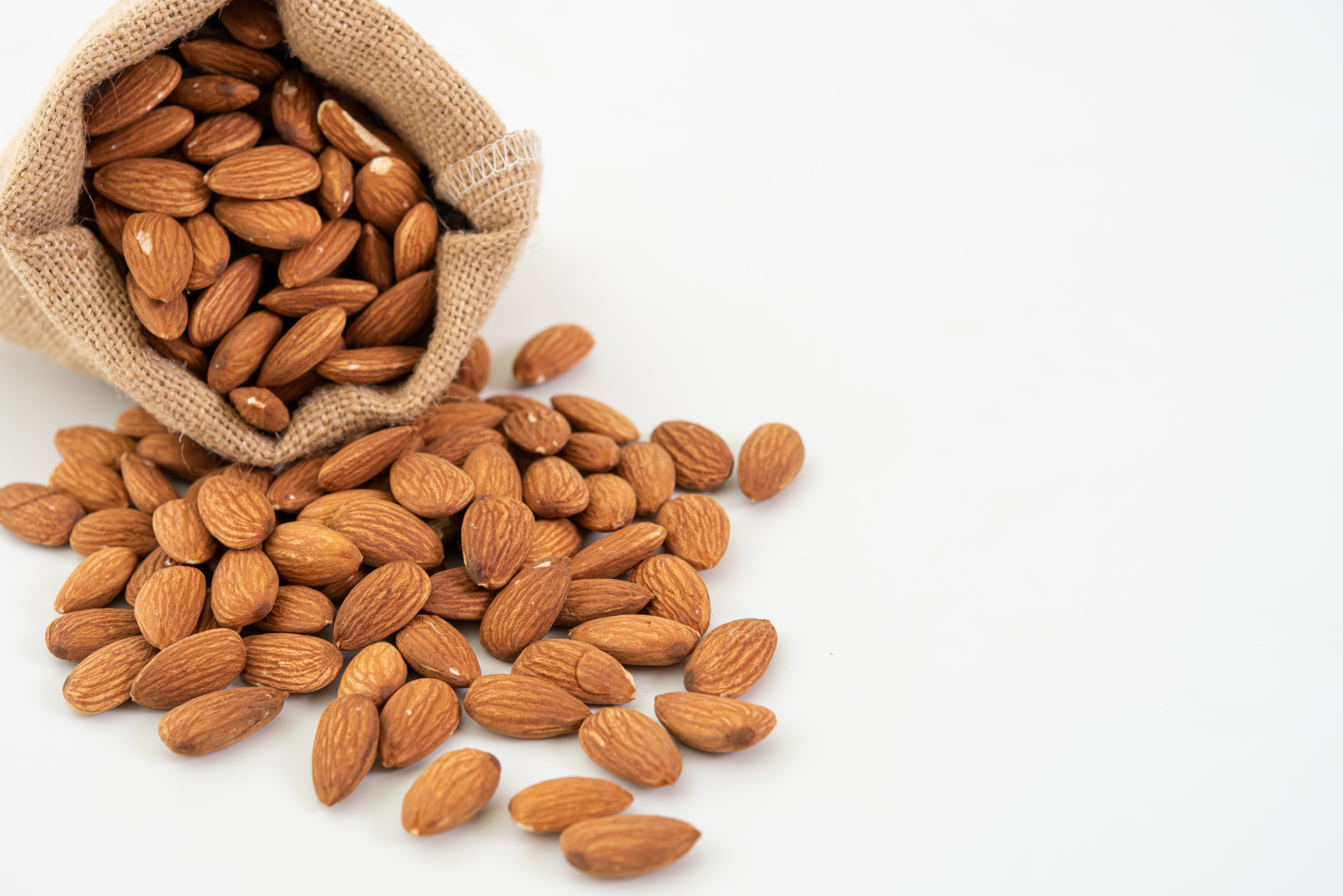 Almond menjadi salah satu rekomendasi makanan saat berpuasa [Freepik]