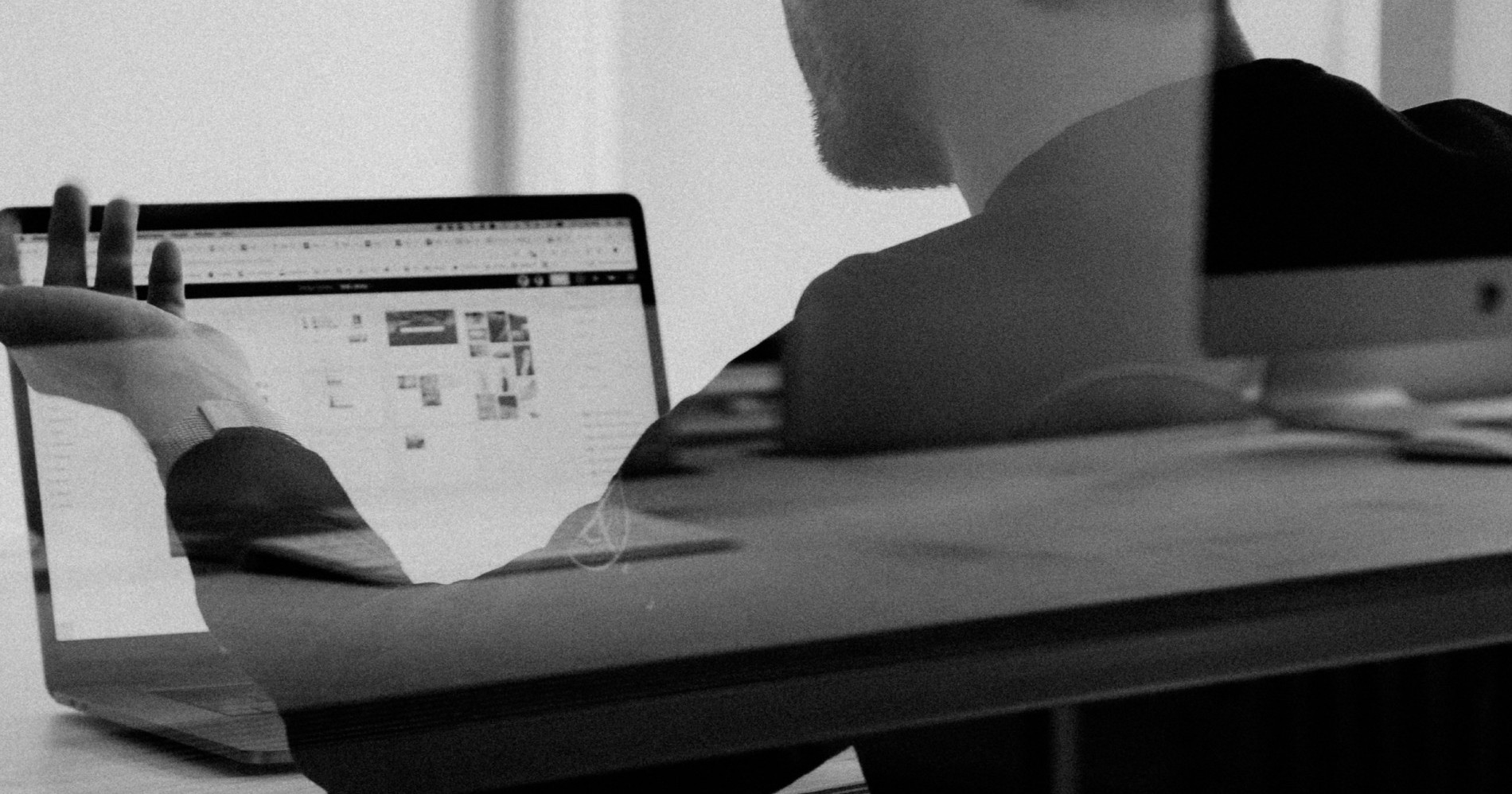 Ilustrasi meja kerja (Sumber: Unsplash.com/Charlesdeluvio)