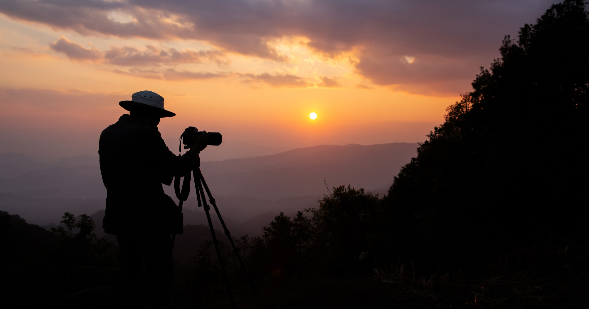 Penetapan awal bulan Ramadan dilihat pada bentuk hilal (Sumber: Freepik.com)
