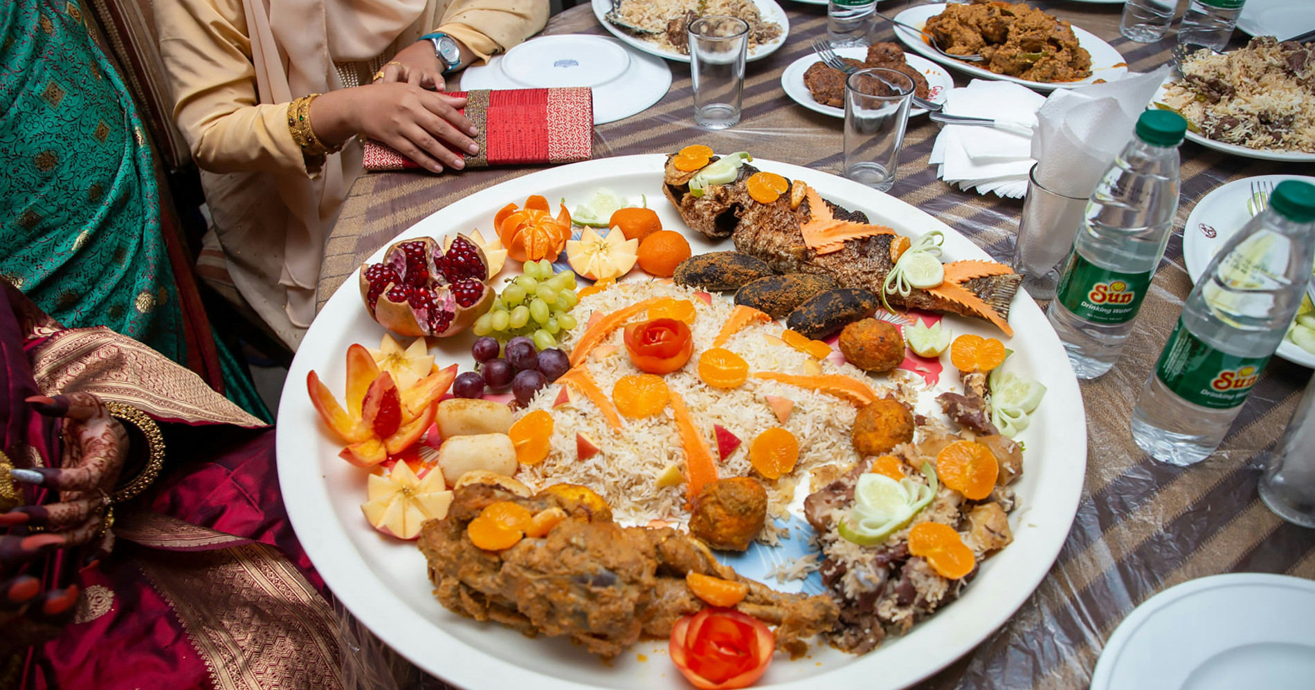 Ilustrasi orang sedang mengadakan buka bersama (Sumber: Unsplash.com/Md Shahin)