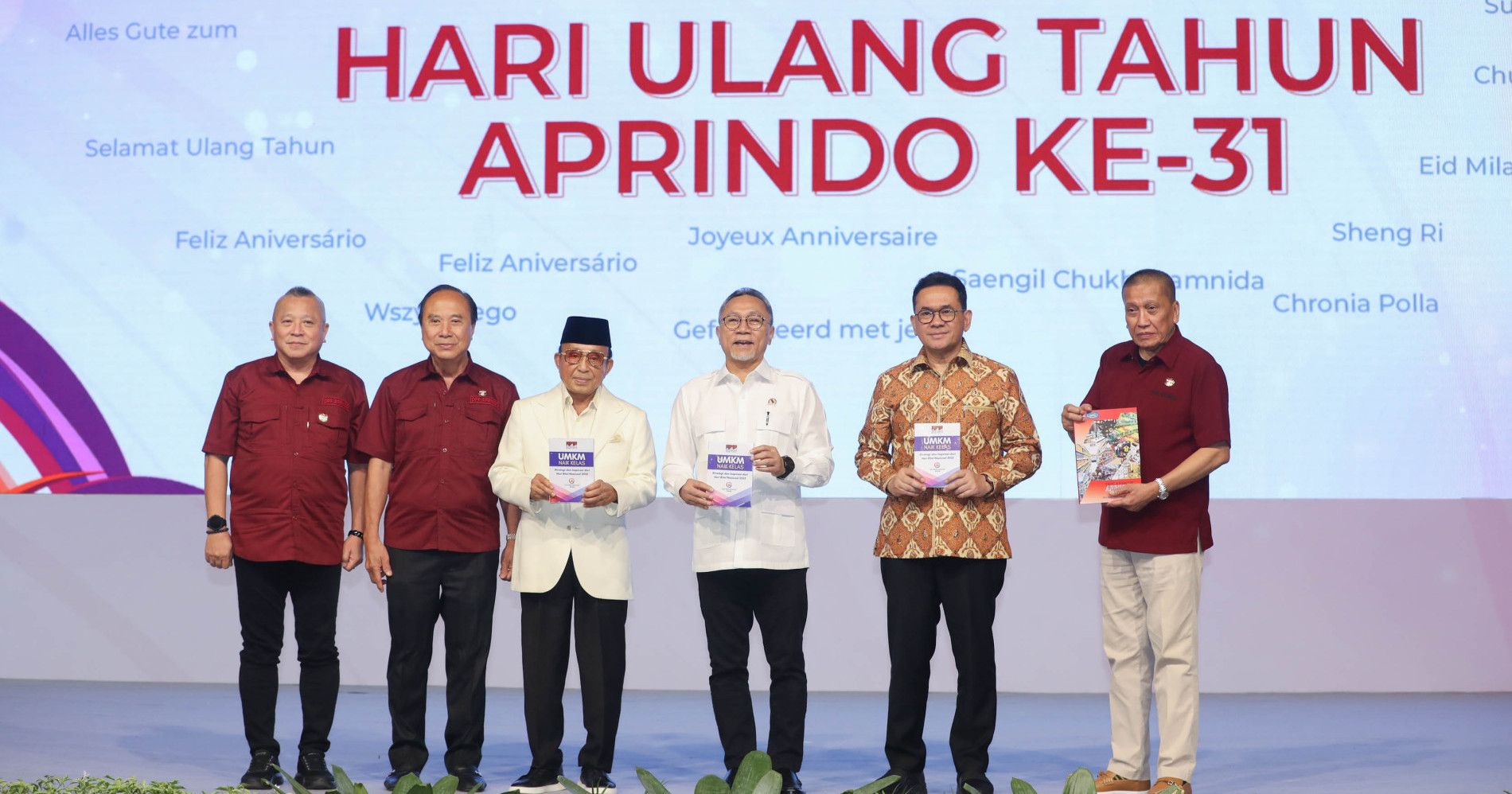 Abdul Latief (bertopi peci) bersama beberapa pengusaha Indonesia. Sumber: Bisnis Indonesia