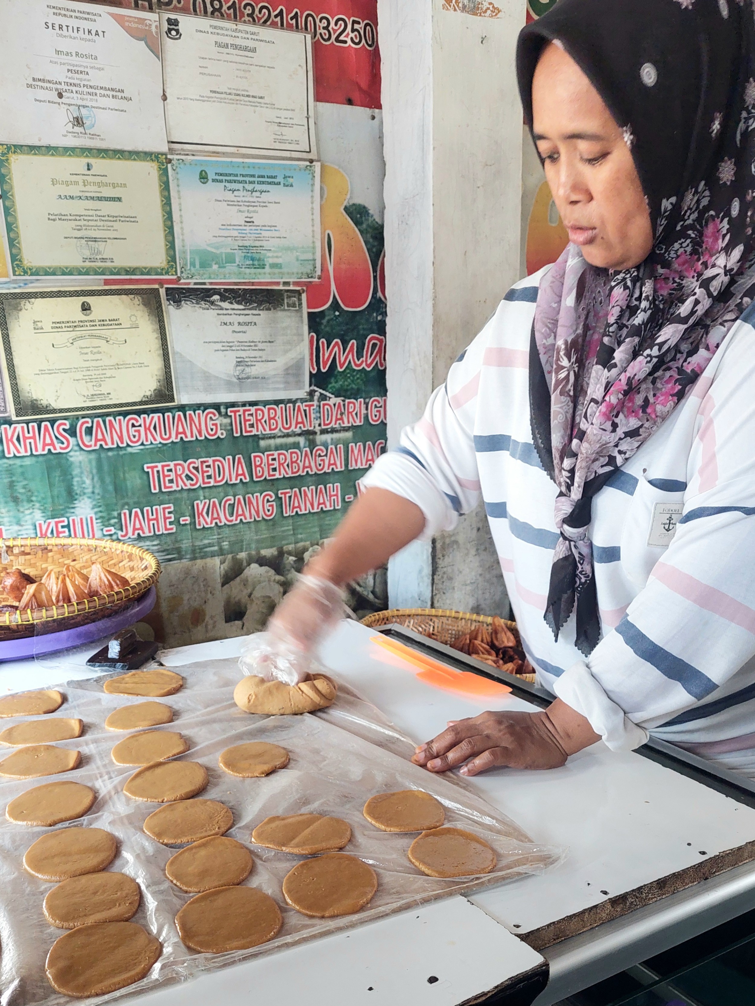 Menyaksikan sejenak proses awal pembuatan burayot. Seorang ibu sibuk mengulen adonan sebelum menjadi kudapan lezat (Foto Pribadi)