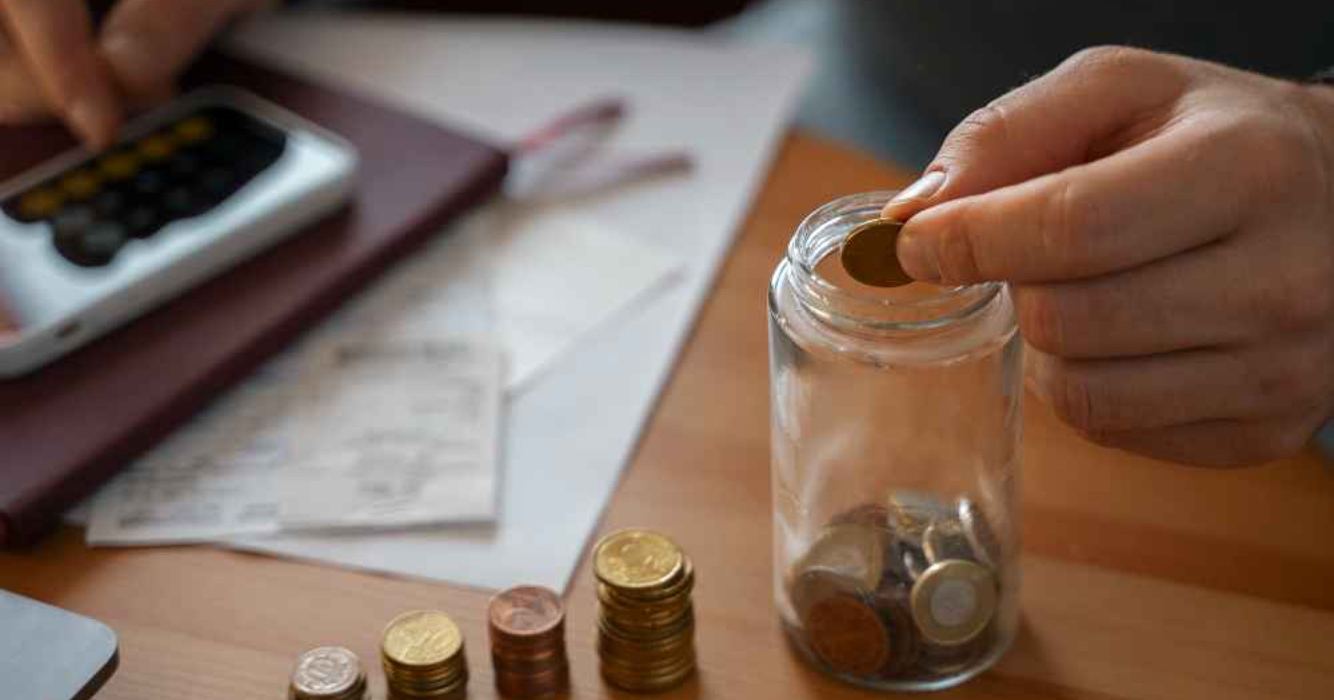 Ilustrasi orang sedang menghitung dana untuk investasi (Foto Freepik.com)