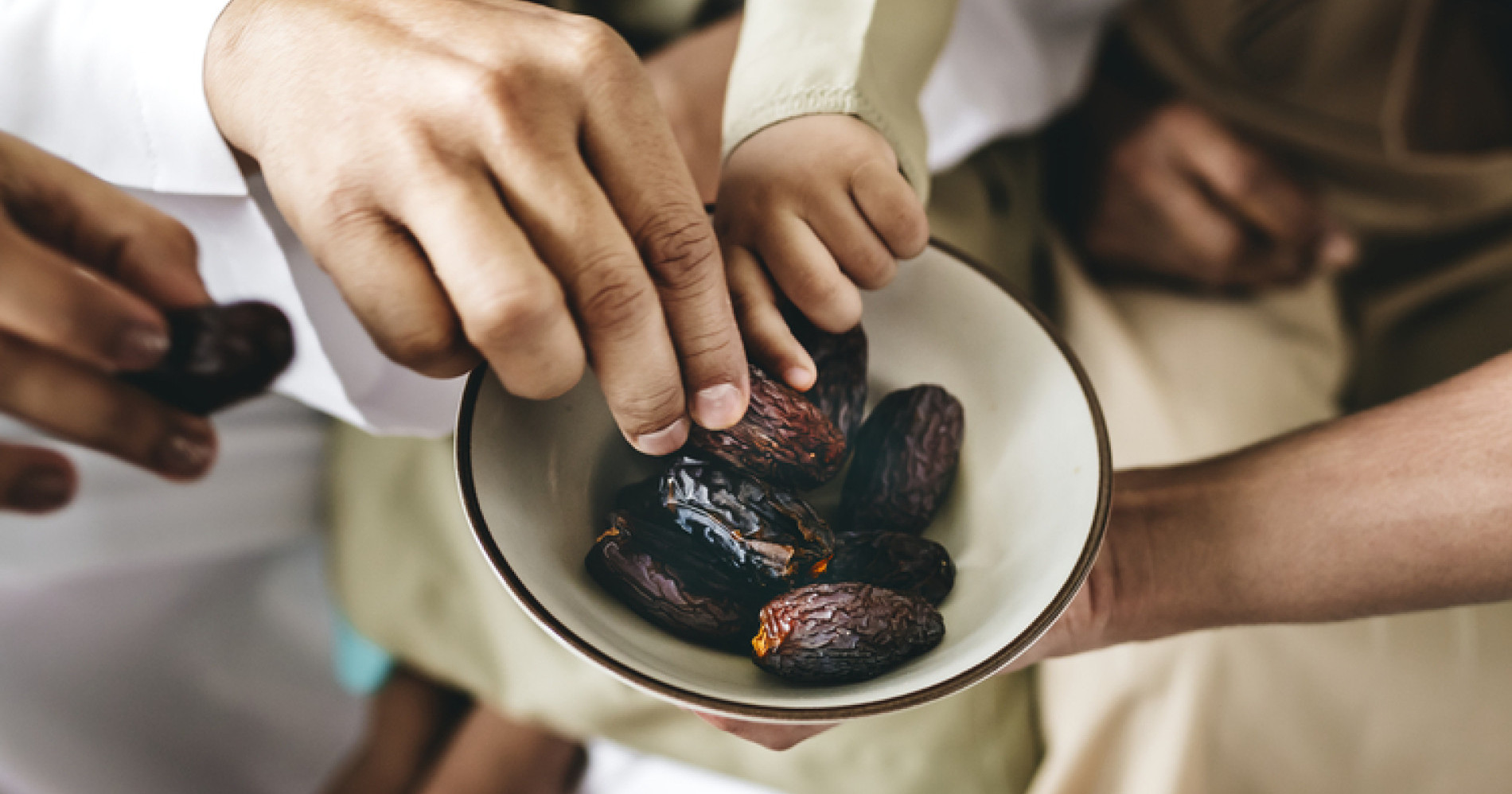 Berbuka dengan kurma (sumber gambar: freepik)