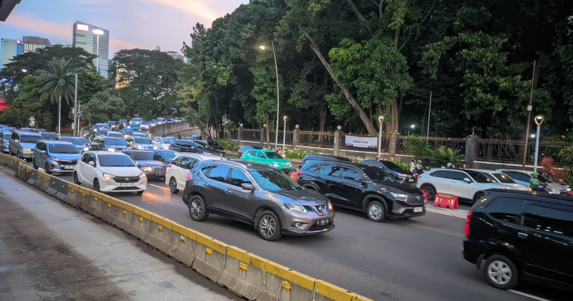 Jalan raya di DKI Jakarta (Sumber: Azkal Azkia Nurrohmat)
