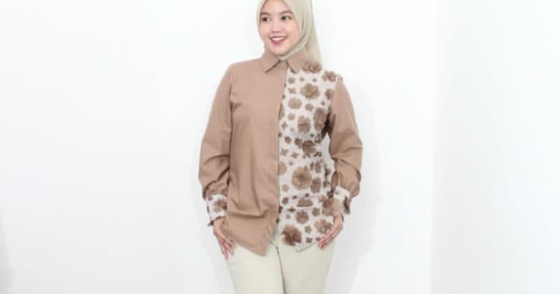 Kak Manisha Khumairo mengenakan koleksi Elnisha Boutique (Instagram @elnishaboutique)