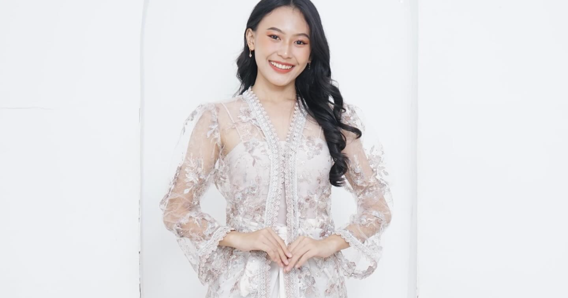 Dari Foto Produk hingga Laris Manis ala Elnisha Boutique: 7 Strategi Bisnis Fashion di E-commerce. Sumber Gambar Adobe Express