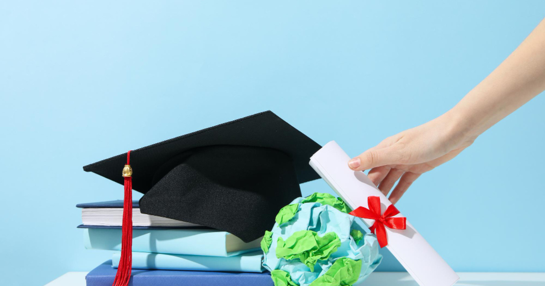 Ilustrasi beasiswa keluar negeri (Sumber gambar : freepik.com)