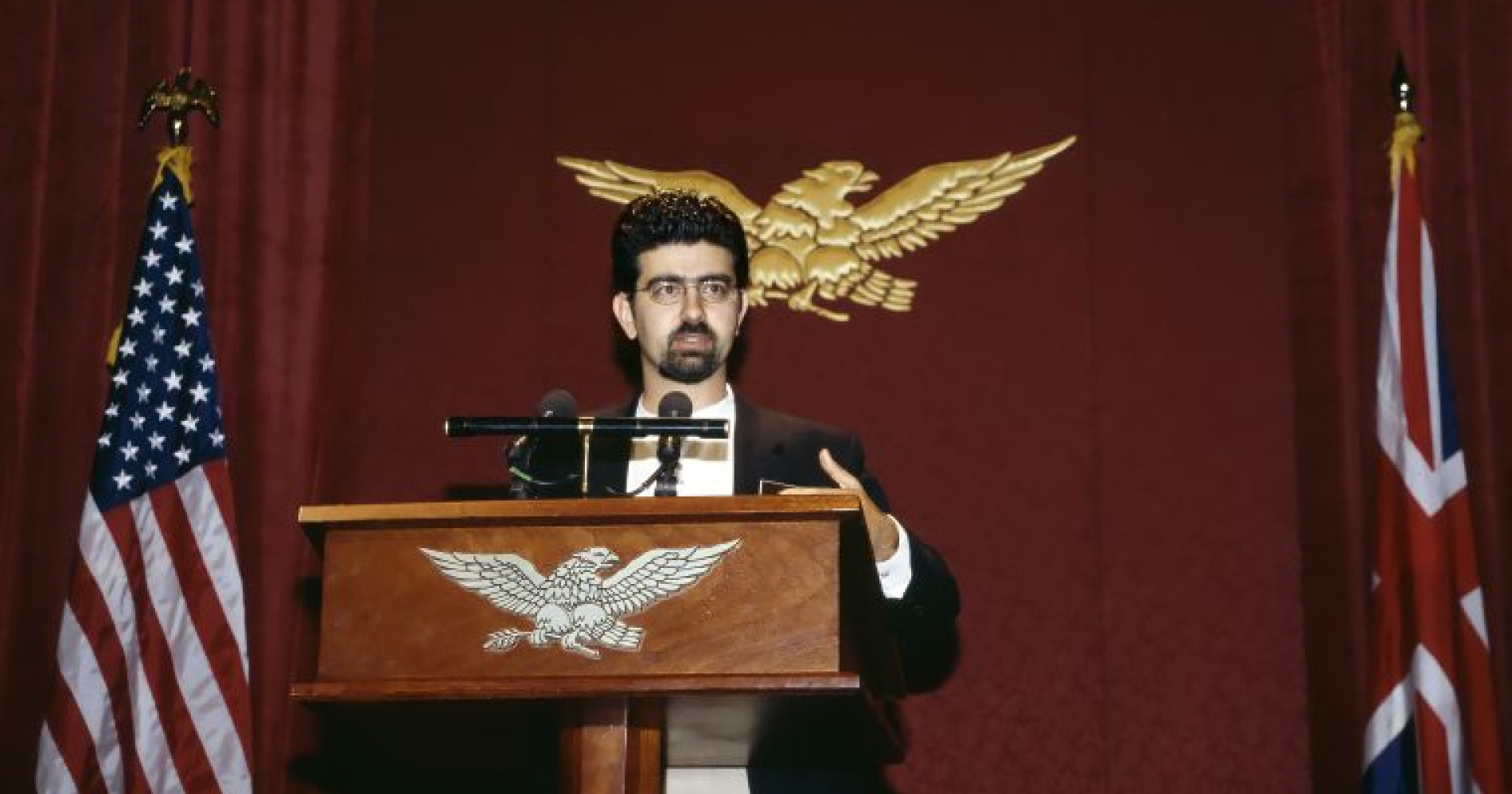 Pierre Omidyar menyampaikan pidato di hadapan para delegasi Akademi selama KTT Prestasi Internasional tahun 2000 di London. Sumber: Achievement.org