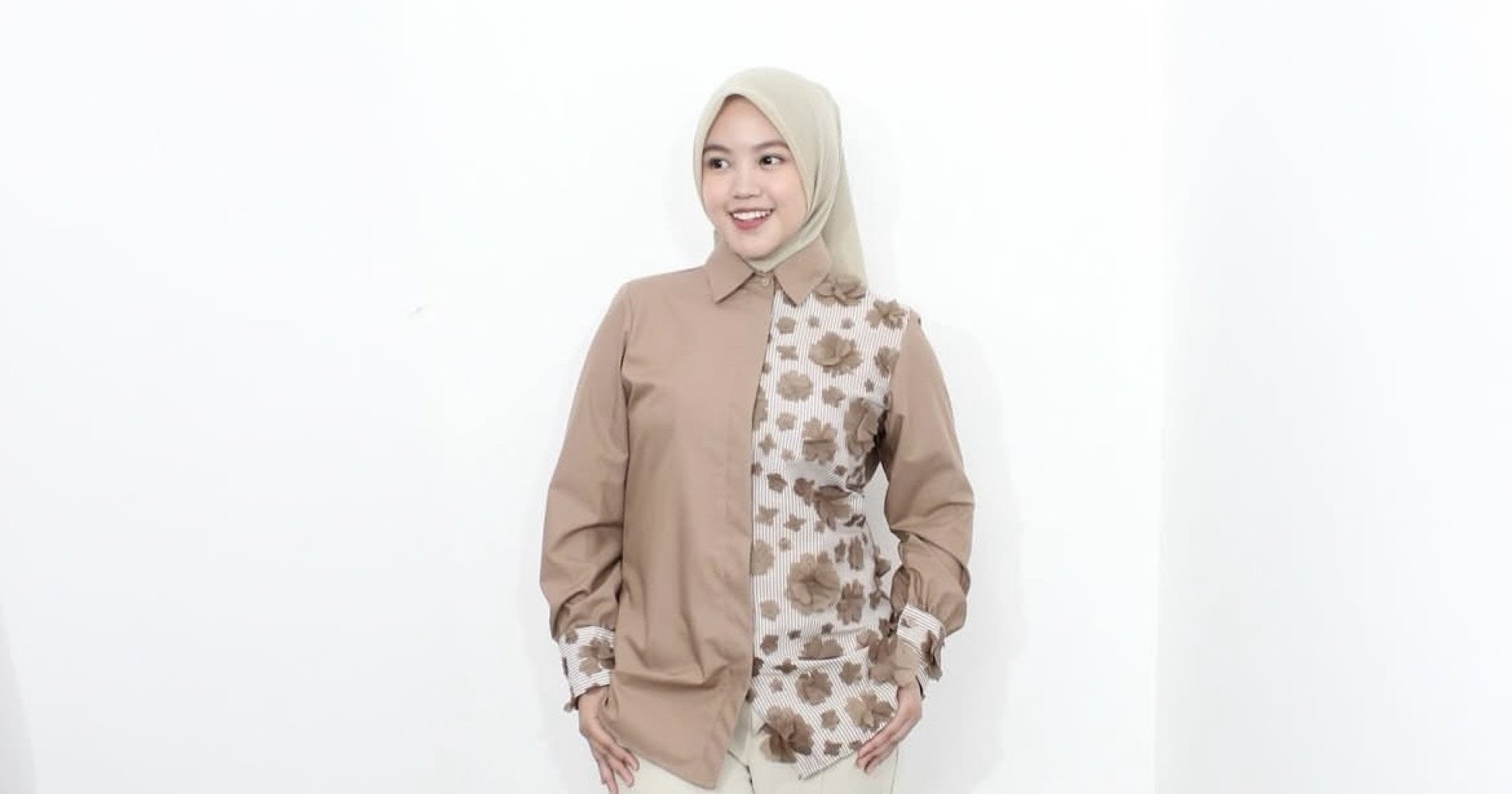Founder Elnisha Boutique Memperkenalkan Koleksi Fashion (Sumber gambar: Instagram elnishaboutique)