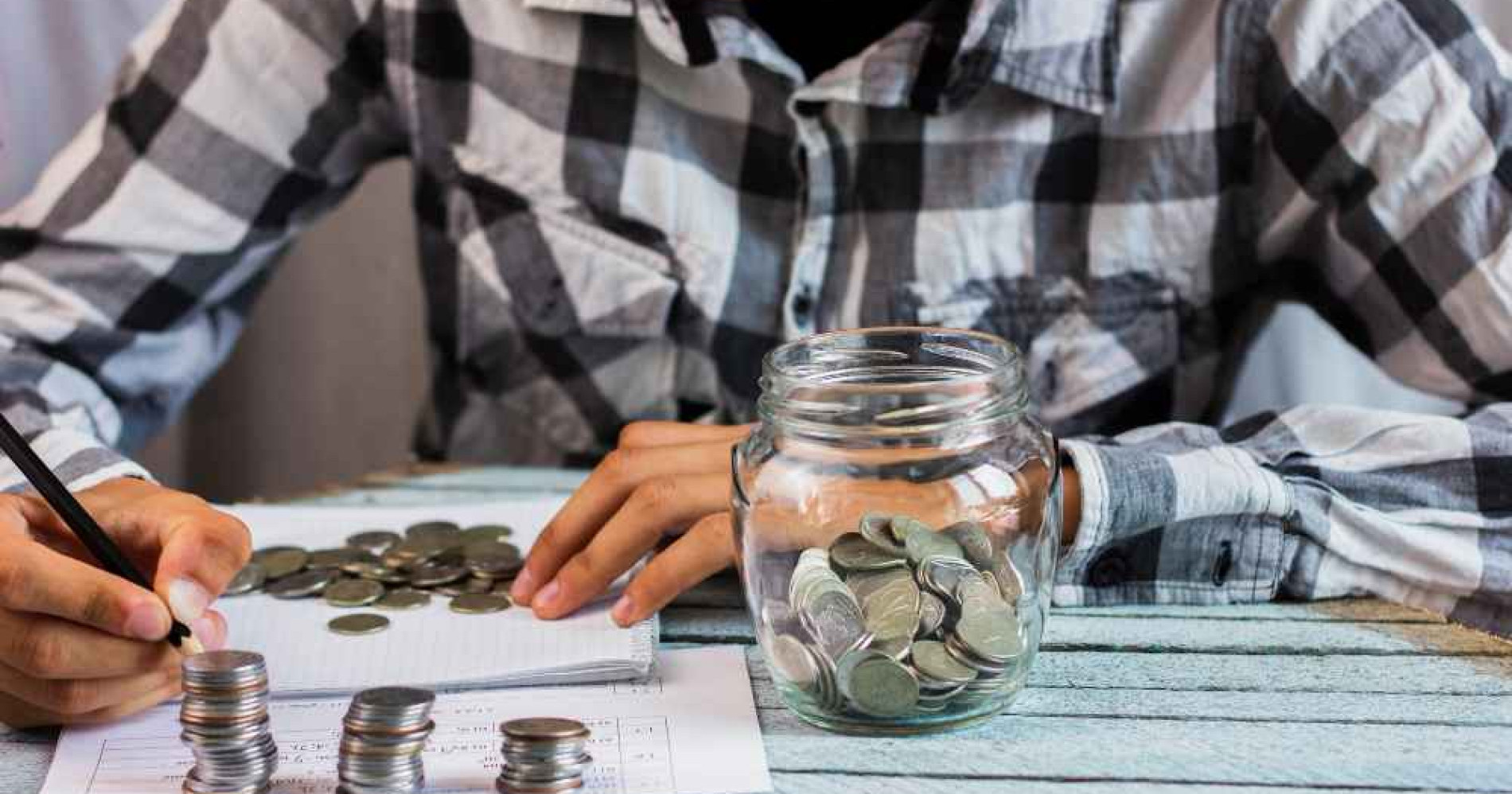 Ilustrasi sedang mengatur keuangan di tengah terjadi konflik (Foto Freepik.com)