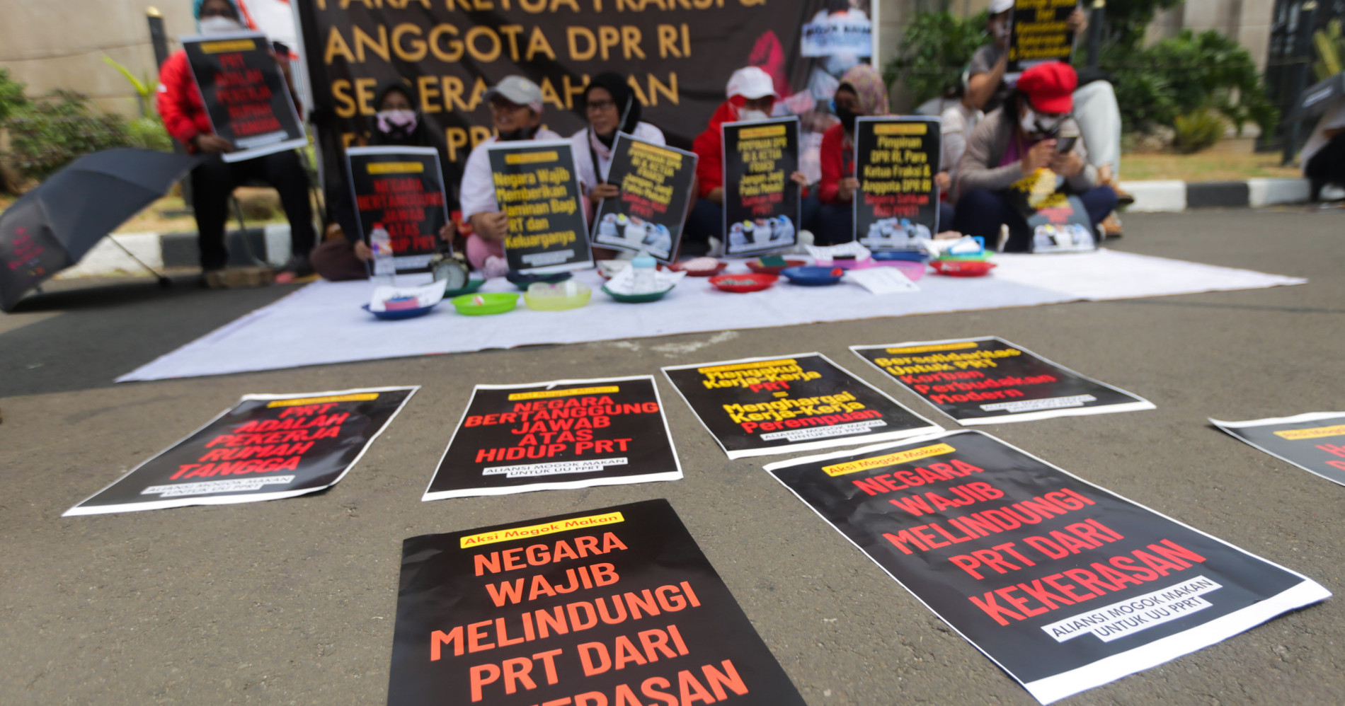 Aksi tuntutan pengesahan UU PPRT di Gerbang Gedung DPR. Sumber: Bisnis Indonesia