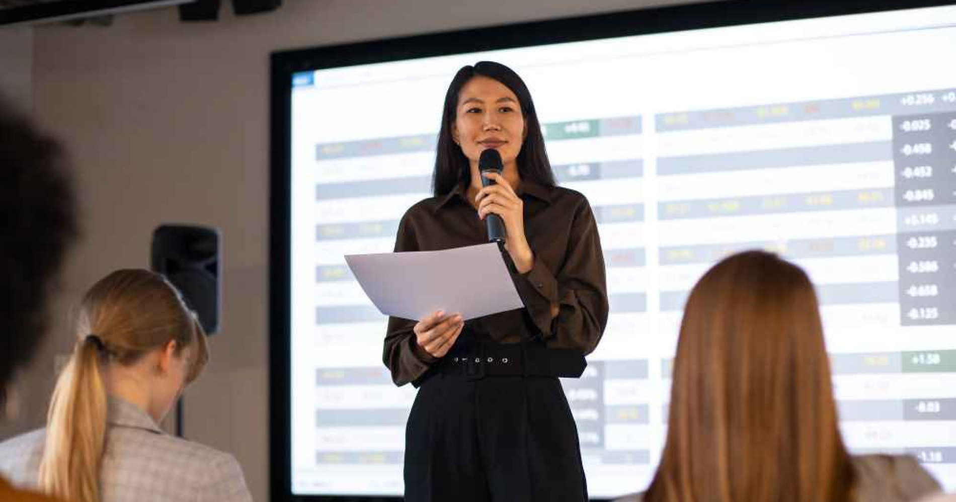 Ilustrasi orang sedang menjadi pembicara setelah mengambil sertifikasi public speaking (Foto Freepik.com)