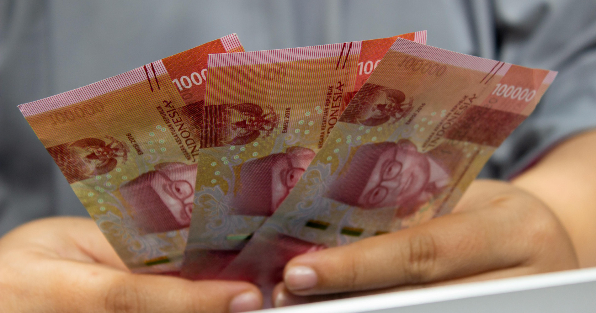 Ilustrasi orang sedang mengelola uang THR (olah Canva Meliana Aryuni)