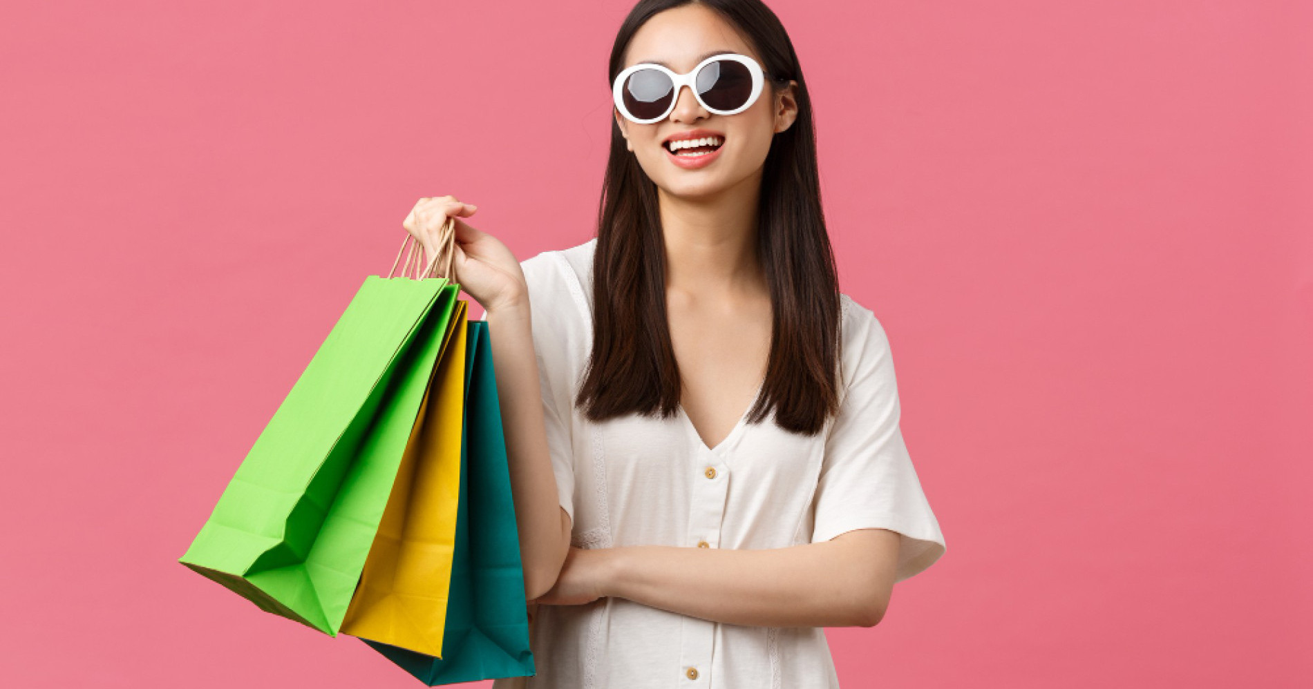 Ilustrasi orang sedang berbelanja dengan menggunakan uang THR (Foto Freepik.com)