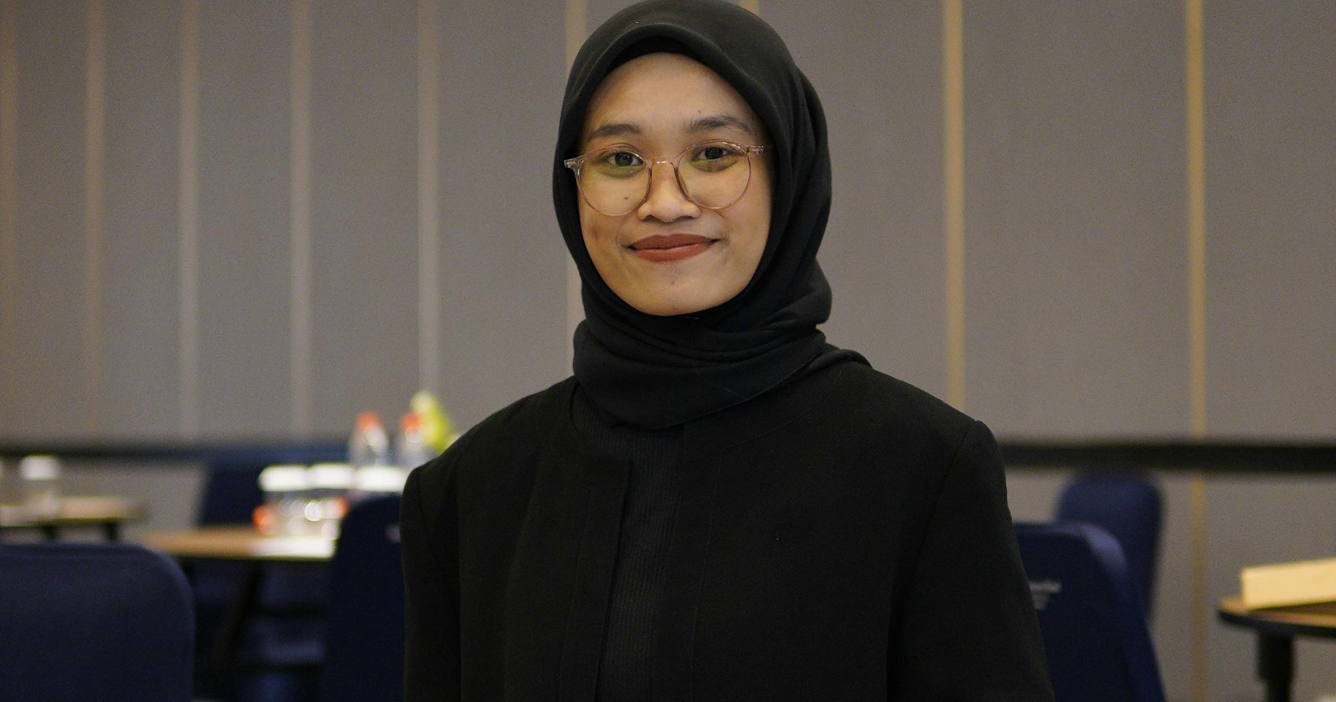 Ilustrasi orang memanfaatkan pakaian tahun lalu untuk OOTD Lebaran (Foto oleh Makrufin Muhammad: https://www.pexels.com/)