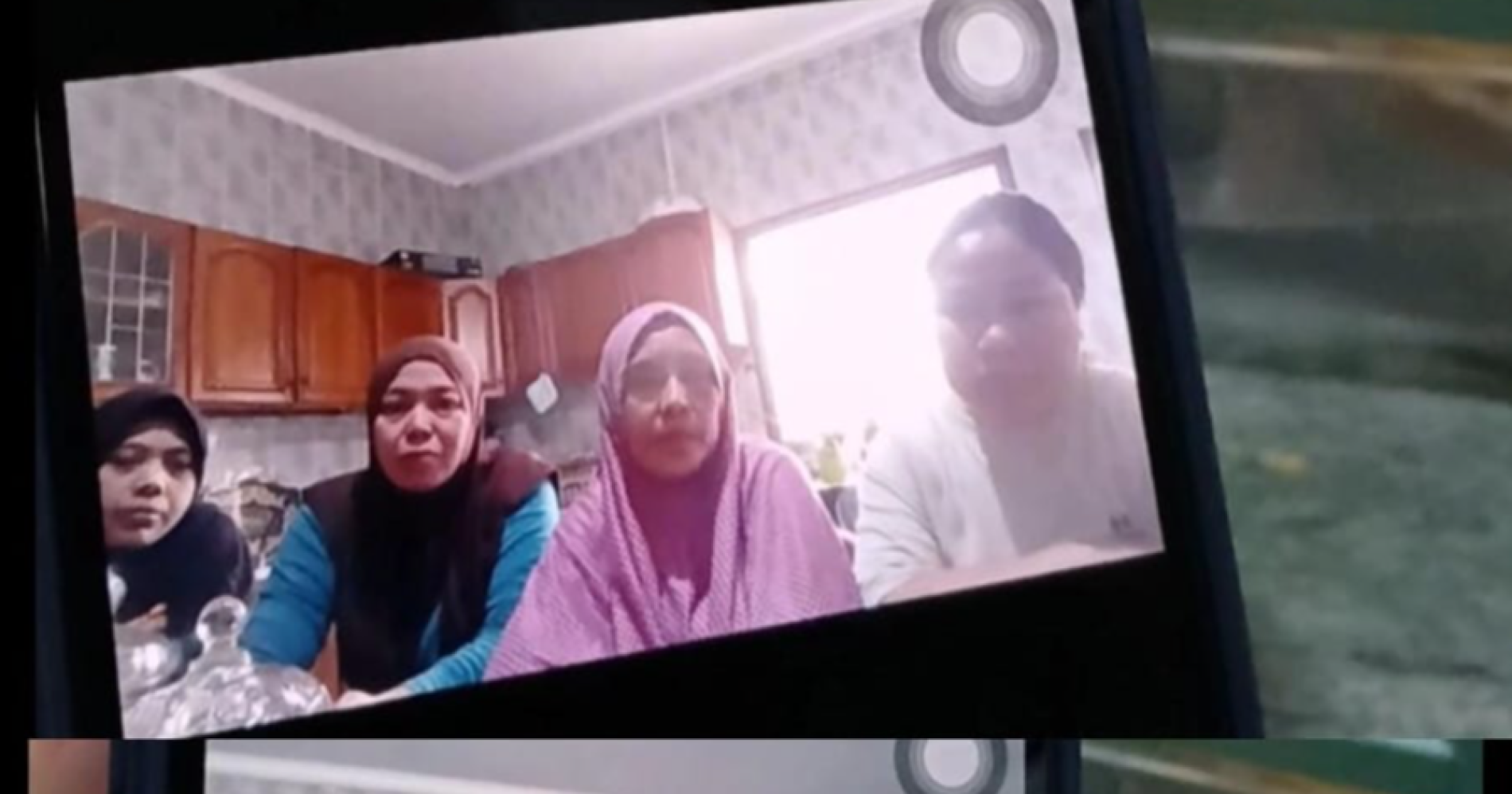 Pekerja migran asal Indonesia tengah berkomunikasi melalui sambungan telepon video. Sumber: Bisnis Indonesia