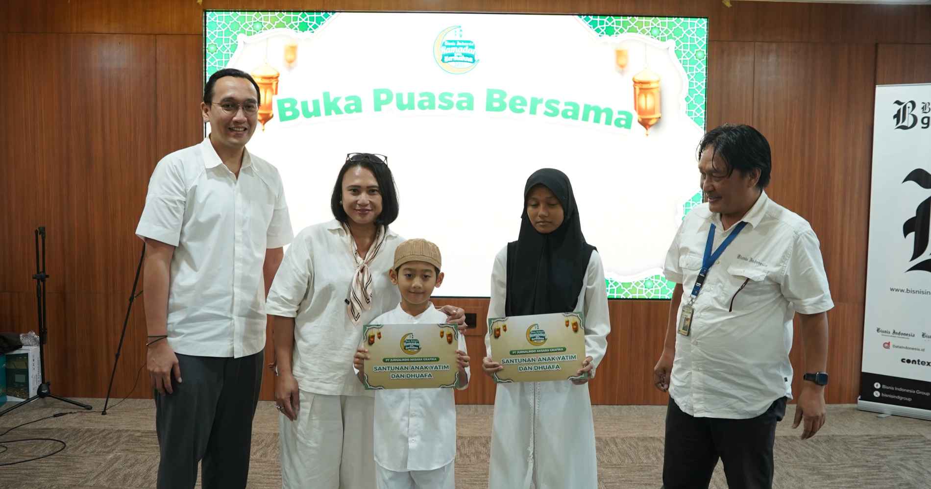 Simbolisasi penyerahan santuan secara simbolis yang diwakili oleh Rheza Adrian General Manager Business Growth, Arnis Wigati General Manager Business Growth & Digital Performance, Stefanus Arief Setiaji General Manager Konten & Aktivasi (Foto. Rangga Raditya/Bisnis Muda). 