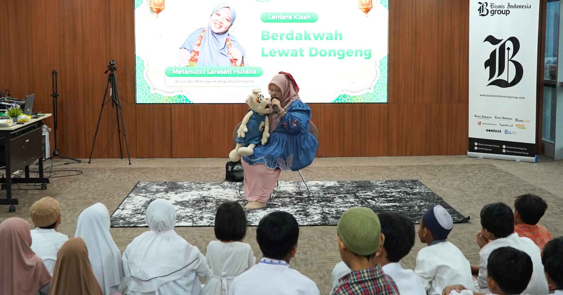Kak Metanucci Hubbia dari Kampung Dongeng tengah berdongeng sambil berdakwah di sesi lentera kisah Ramadan Lebih Bermakan 2026 (Foto:Rangga Raditya/Bisnis Muda)