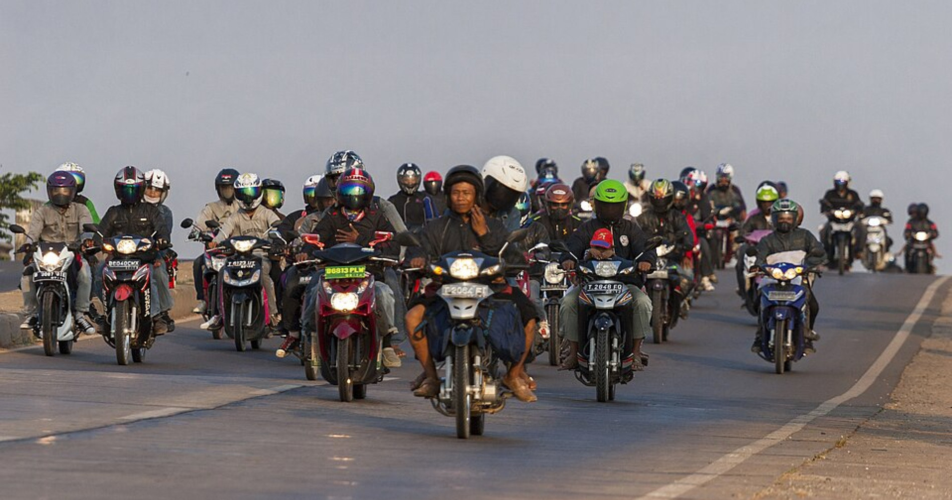 Ilustrasi rombongan pemudik dengan sepeda motor (Foto Wikimedia Commons)