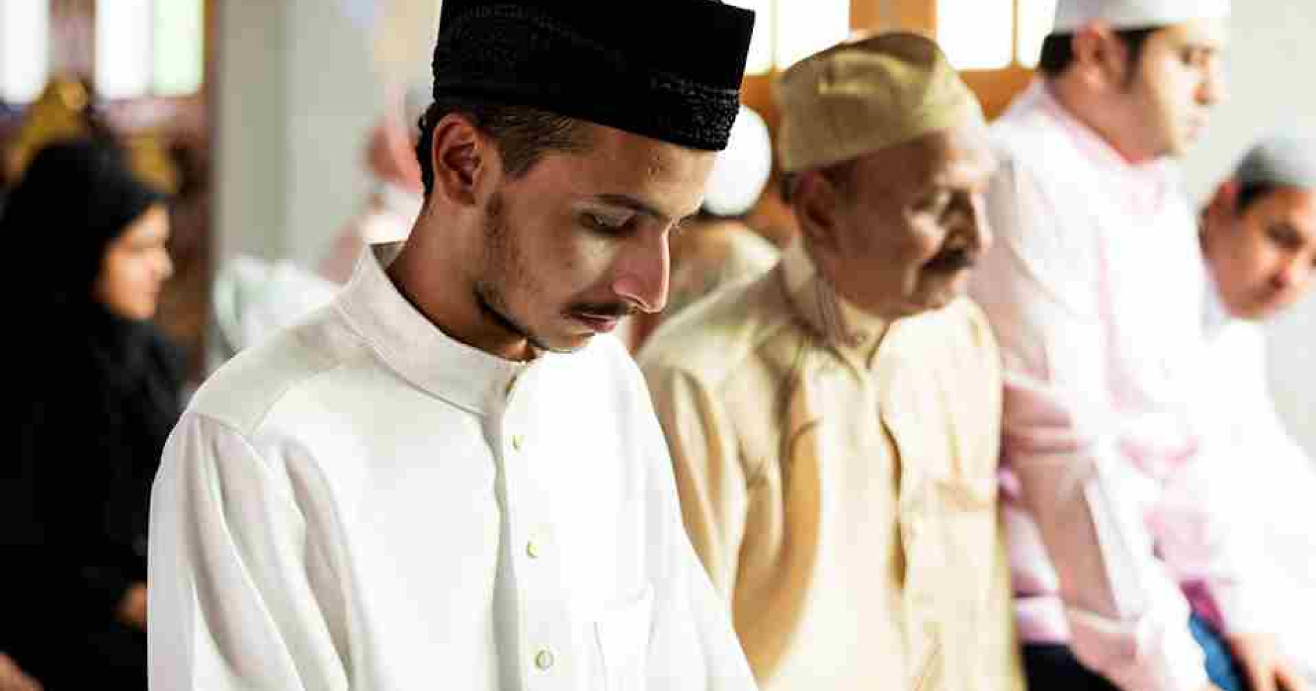 Ilustrasi orang sedang menjalankan sholat idul fitri (Foto Freepik.com)