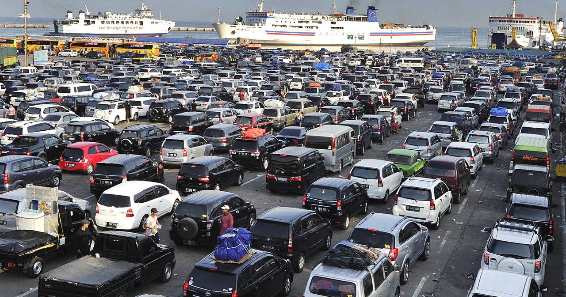 Ilustrasi orang sedang mudik lebaran (Sumber gambar: https://commons.wikimedia.org/wiki/File:Queuing_at_the_Merak_ferry_port.jpg)
