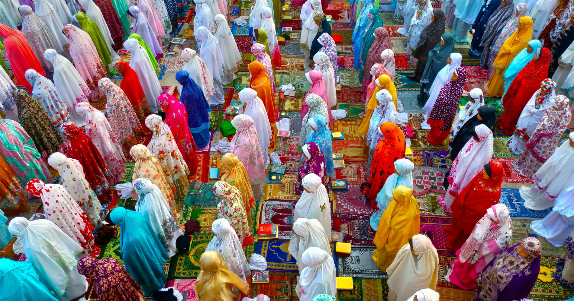 Ilustrasi orang sedang melaksanakan salat Idul Fitri (Sumber gambar: https://www.pexels.com/id-id/foto/orang-orang-masyarakat-rakyat-manusia-11573493/)