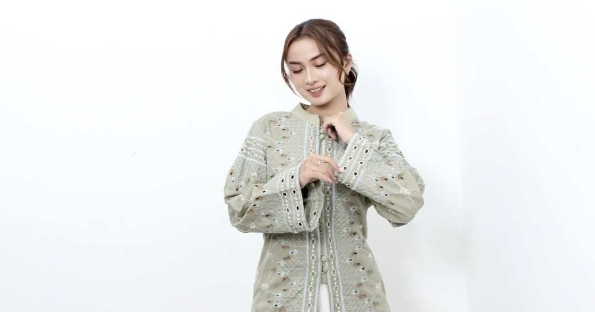 Koleksi Outfit Lebaran Versatile dari Elnisha Boutique (Sumber gambar: Instagram elnishaboutique)