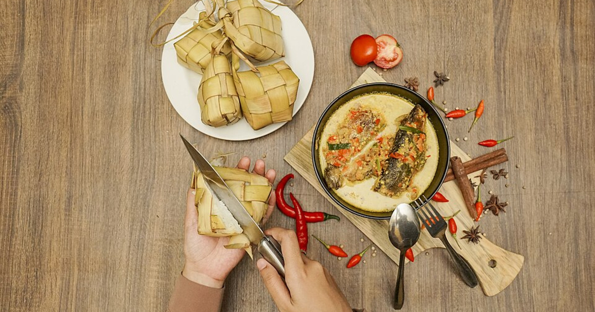 Ilustrasi ketupat sayur sebagai salah satu makanan khas di momen Idulfitri (Foto Wikimedia Commons)