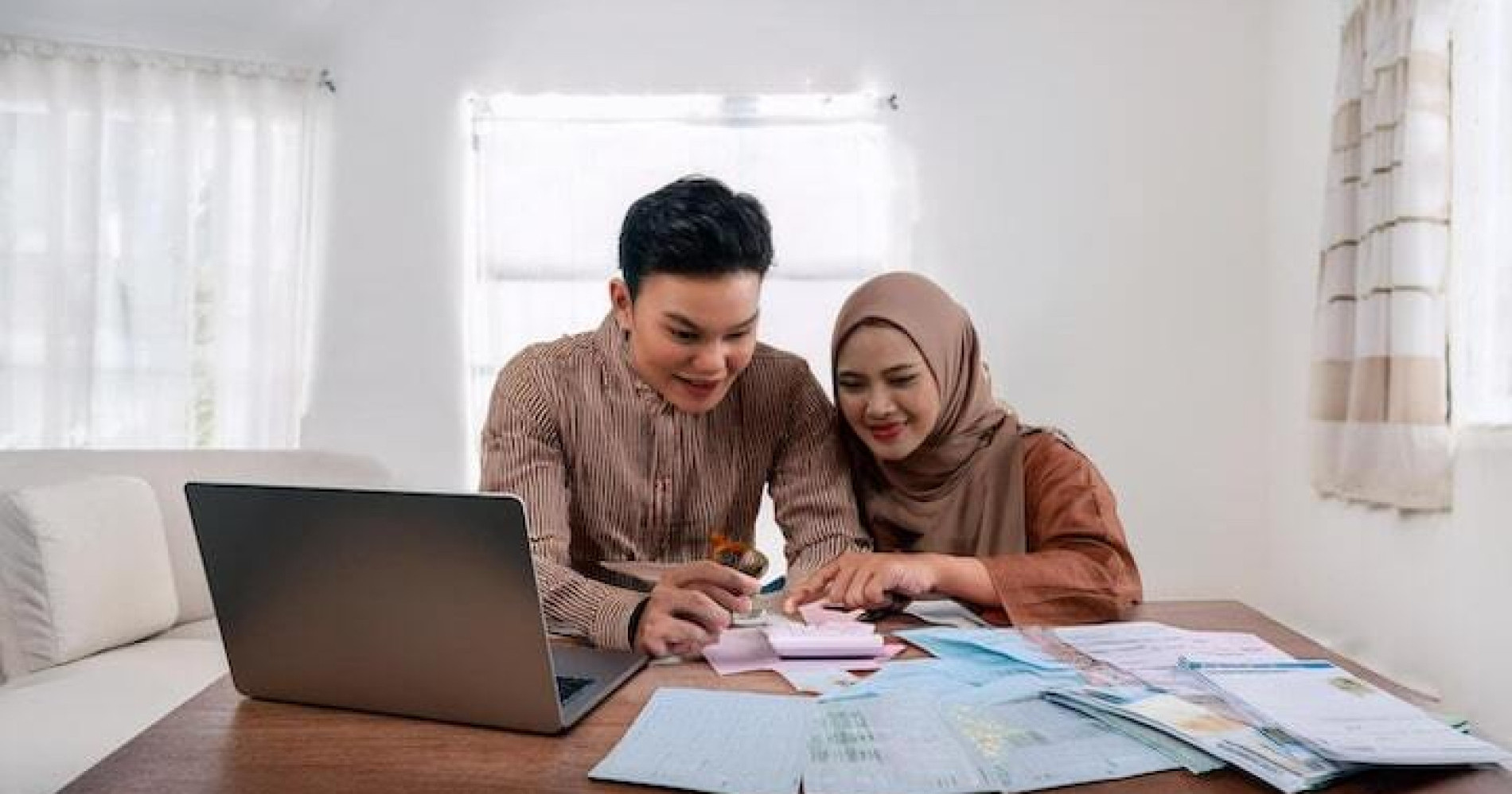 Ilustrasi Keluarga Menyiapkan Budget Mudik Lebaran (Sumber gambar: Freepik)