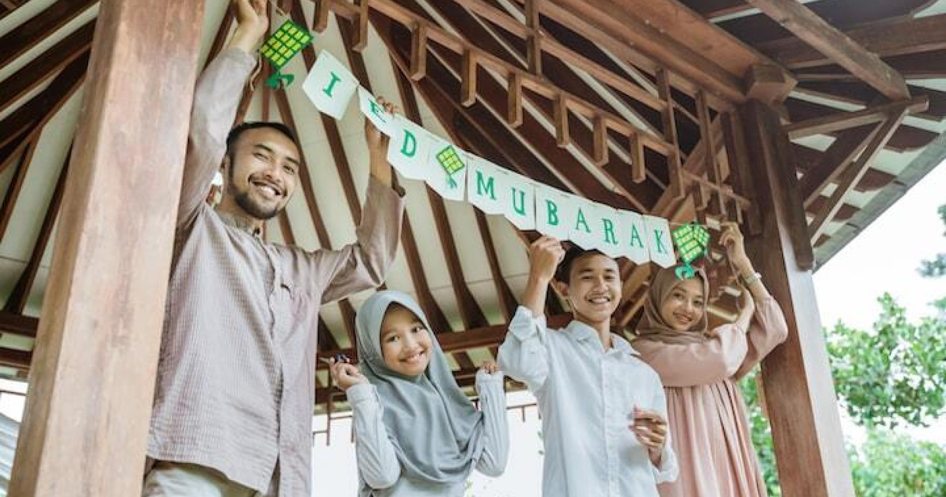 Ilustrasi Tradisi Idulfitri di Kampung Halaman yang Penuh Kebersamaan (Sumber gambar: Freepik)