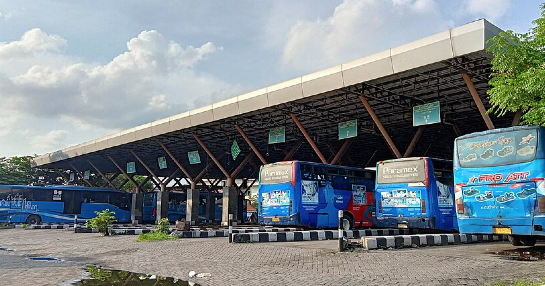 Ilustrasi pemudik berangkat dengan bus untuk kembali merantau (Foto Freepik.com)