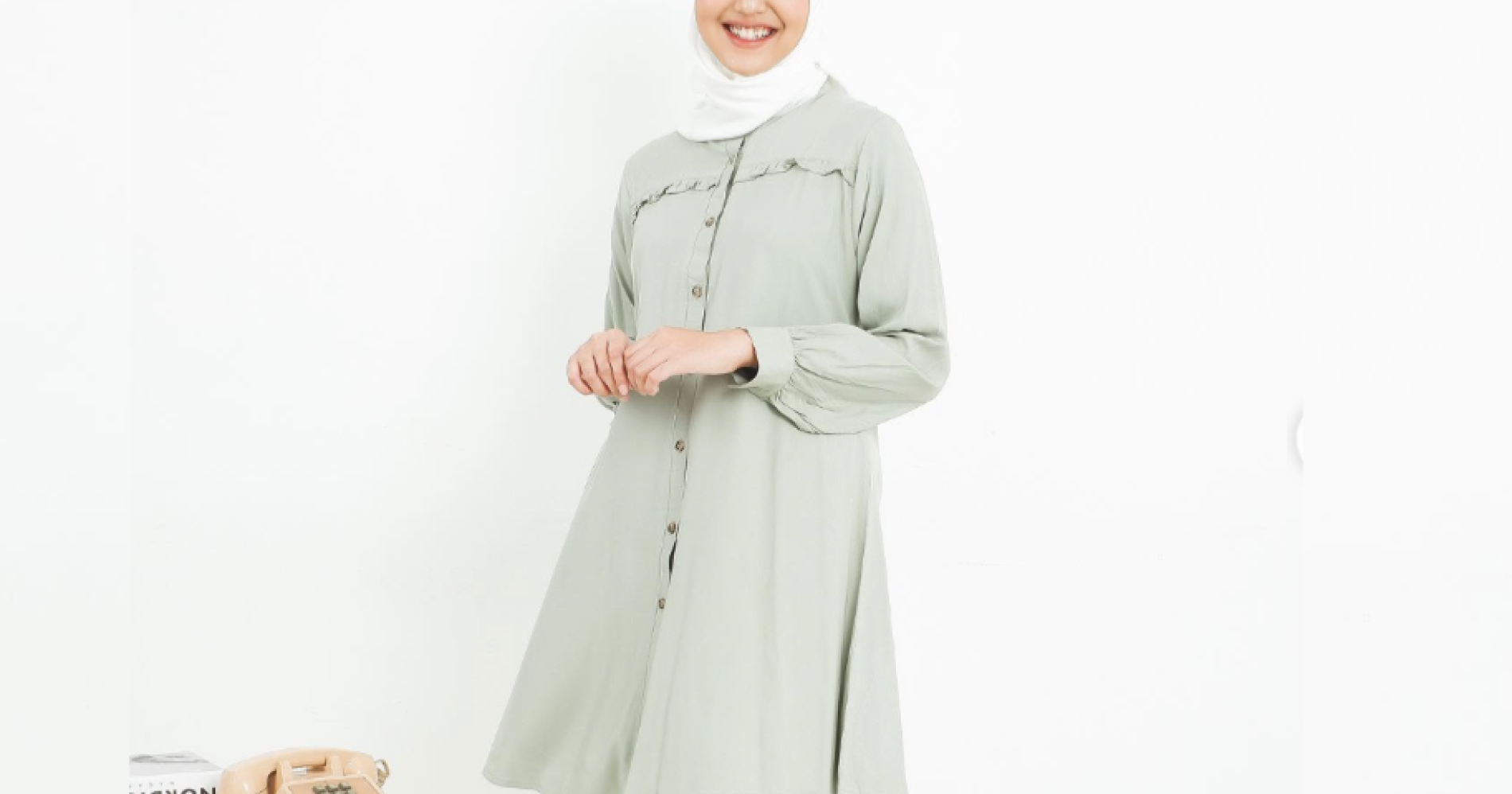 OOTD Syala Tunik dan Sebuah Buku: Rahasia Perjalanan Arus Balik yang Berkesan. Sumber Gambar Instagram Elnisha Boutique