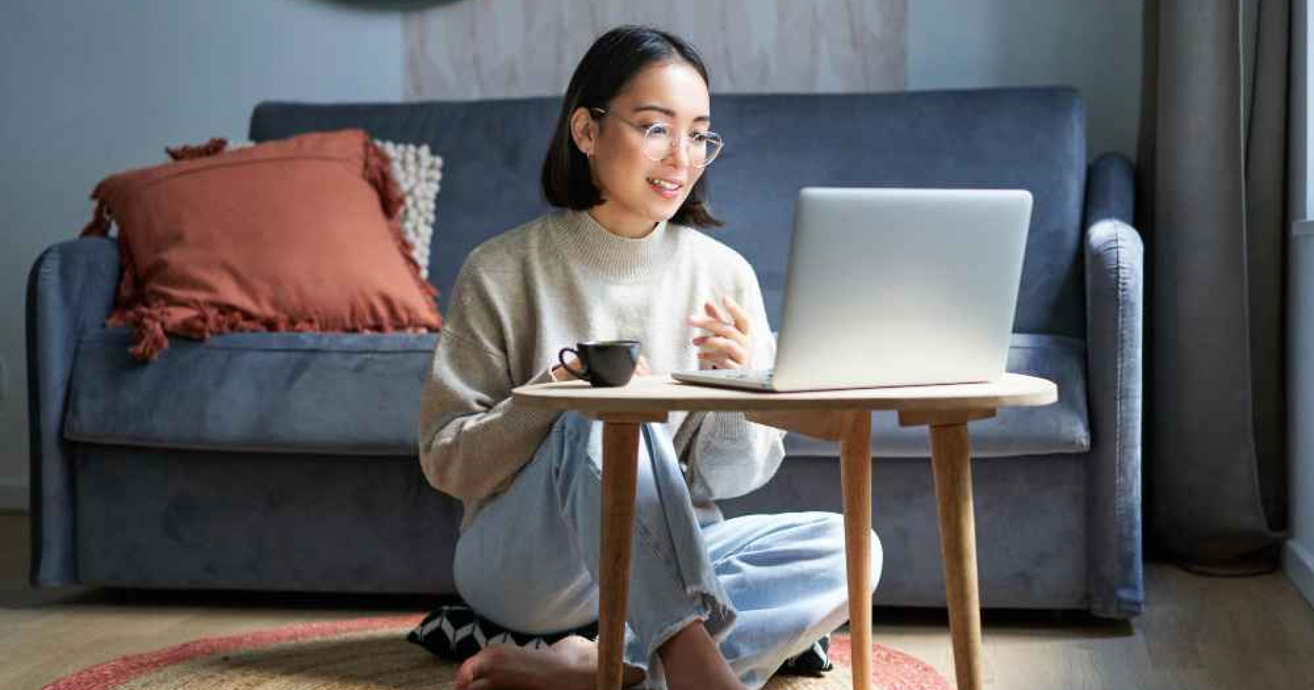 Ilustrasi orang sedang melakukan kerja dari rumah (Foto Freepik.com)