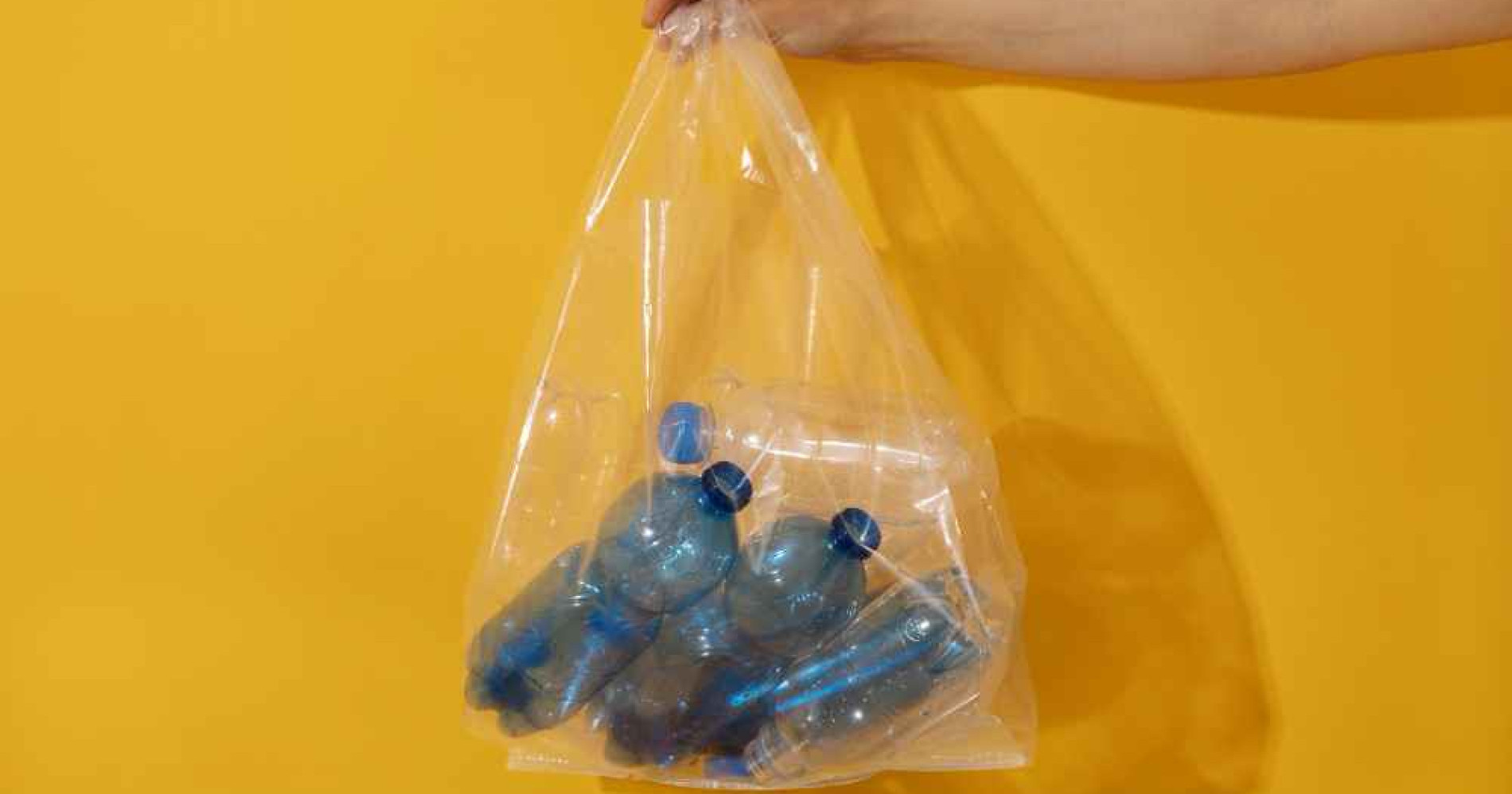 Ilustrasi menggunakan plastik sebagai wadah simpan (Foto Freepik.com)